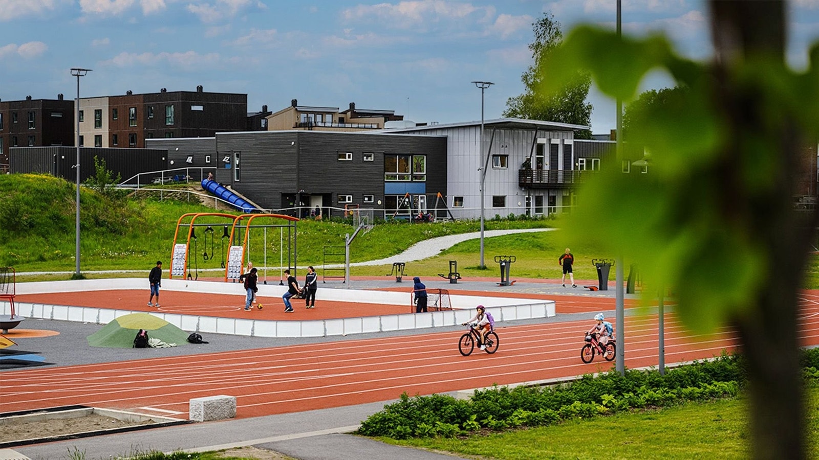 Like i nærheten ligger Bakkedalen aktivitetspark som byr på et imponerende utvalg av fasiliteter for alle aldre, inkludert tennisbaner, sandvolleyball, ballbinge og friidrettsanlegg. Et eldorado for den aktive! Galleribilde
