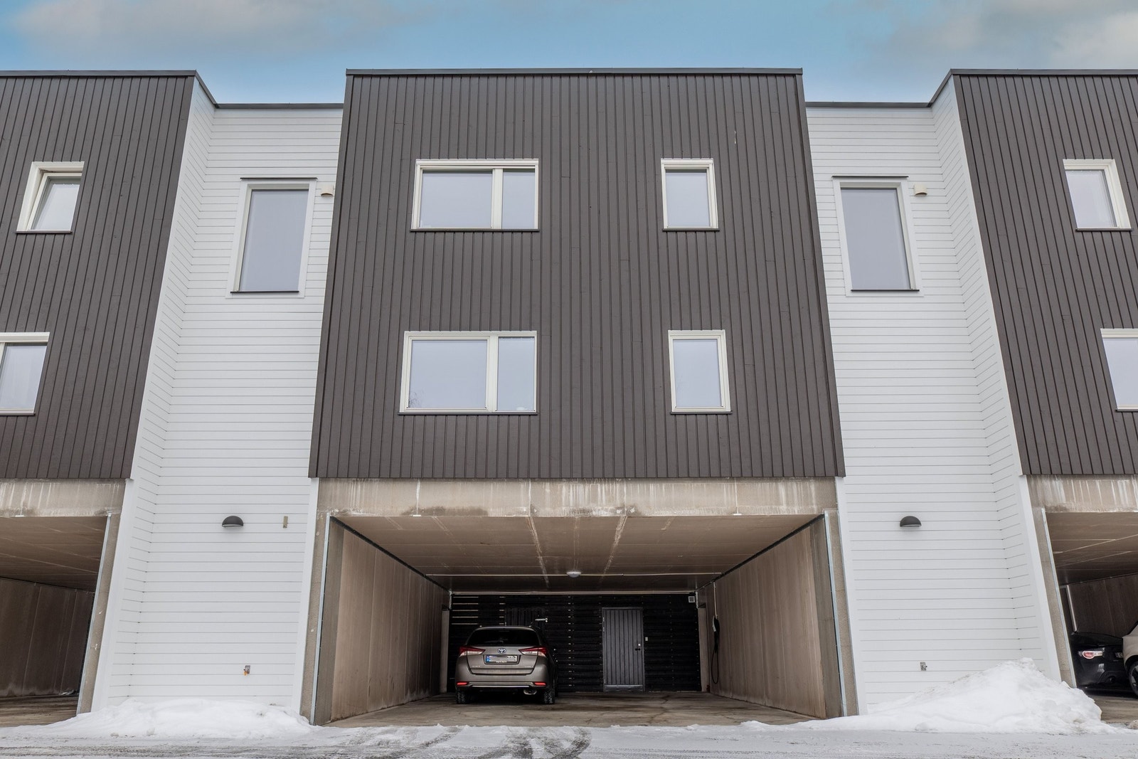 Dobbel carport med Tesla-lader. Her får du en ekstra dyp carport med plass til å parkere to biler etter hverandre. Det er allerede montert en Tesla vegglader, så her er alt klart for elbilen. Galleribilde