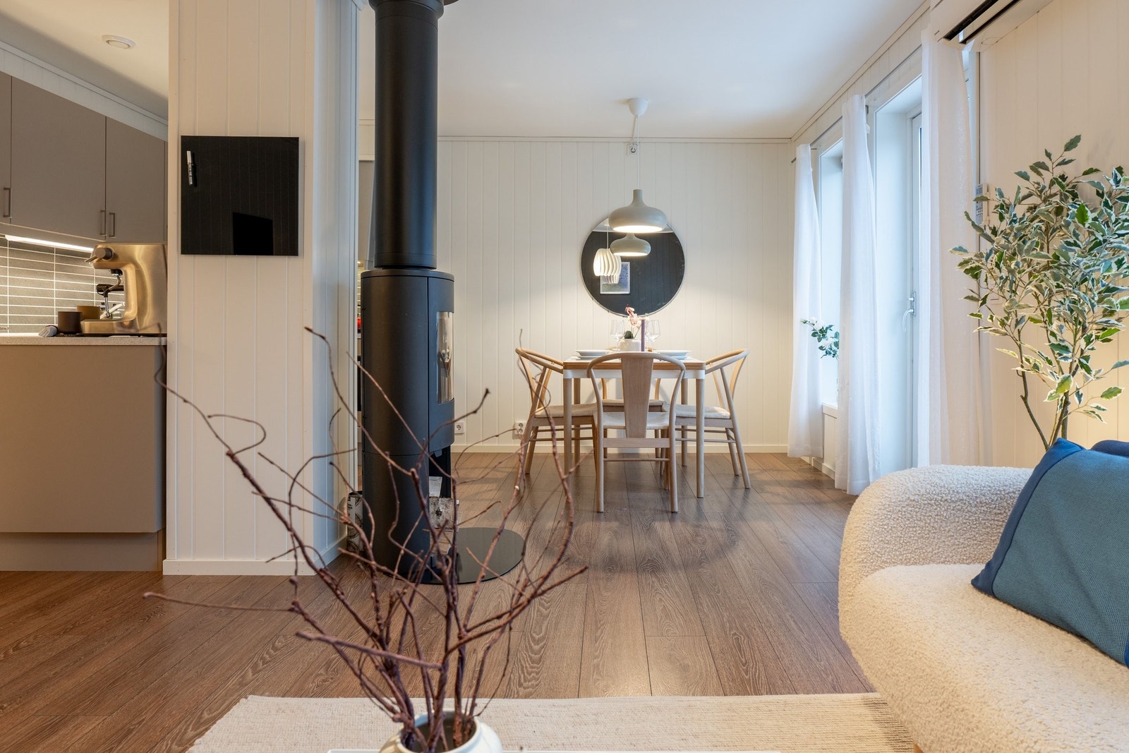 Sosial og åpen løsning. Bildet viser den fine flyten mellom kjøkkenet og oppholdsrommet. Her har du en naturlig spiseplass i overgangen, noe som gjør det enkelt å være sosial med gjestene mens du står på kjøkkenet. Galleribilde