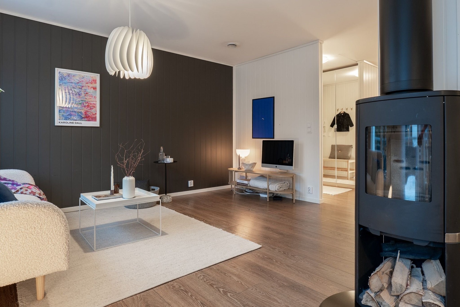 Lys og innbydende velkomst. Her ser du den åpne forbindelsen mot entréen. Lyset flyter fritt mellom rommene, og speilskapet i gangen bidrar til å øke romfølelsen ytterligere. Galleribilde