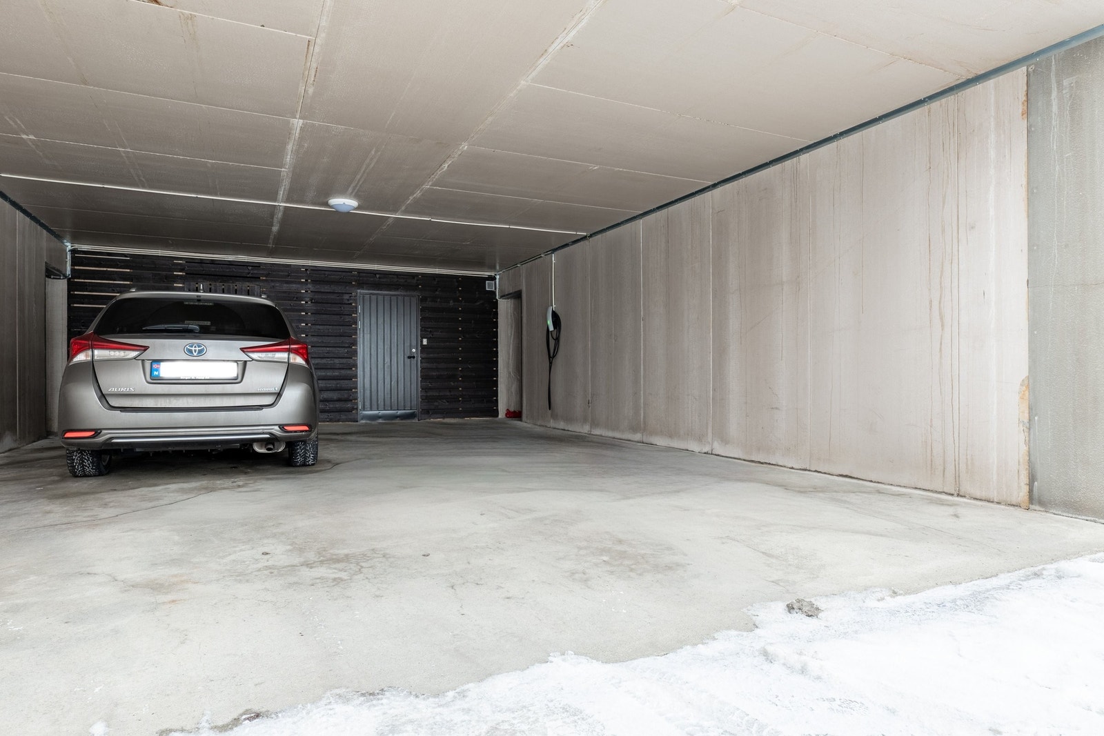 Lagringskapasiteten er unik: Innerst i carporten har du en privat, temperert bod, og i tillegg har du tilgang til en felles temperert bod. Her står vinterdekkene og hagemøblene trygt og frostfritt året rundt. Galleribilde