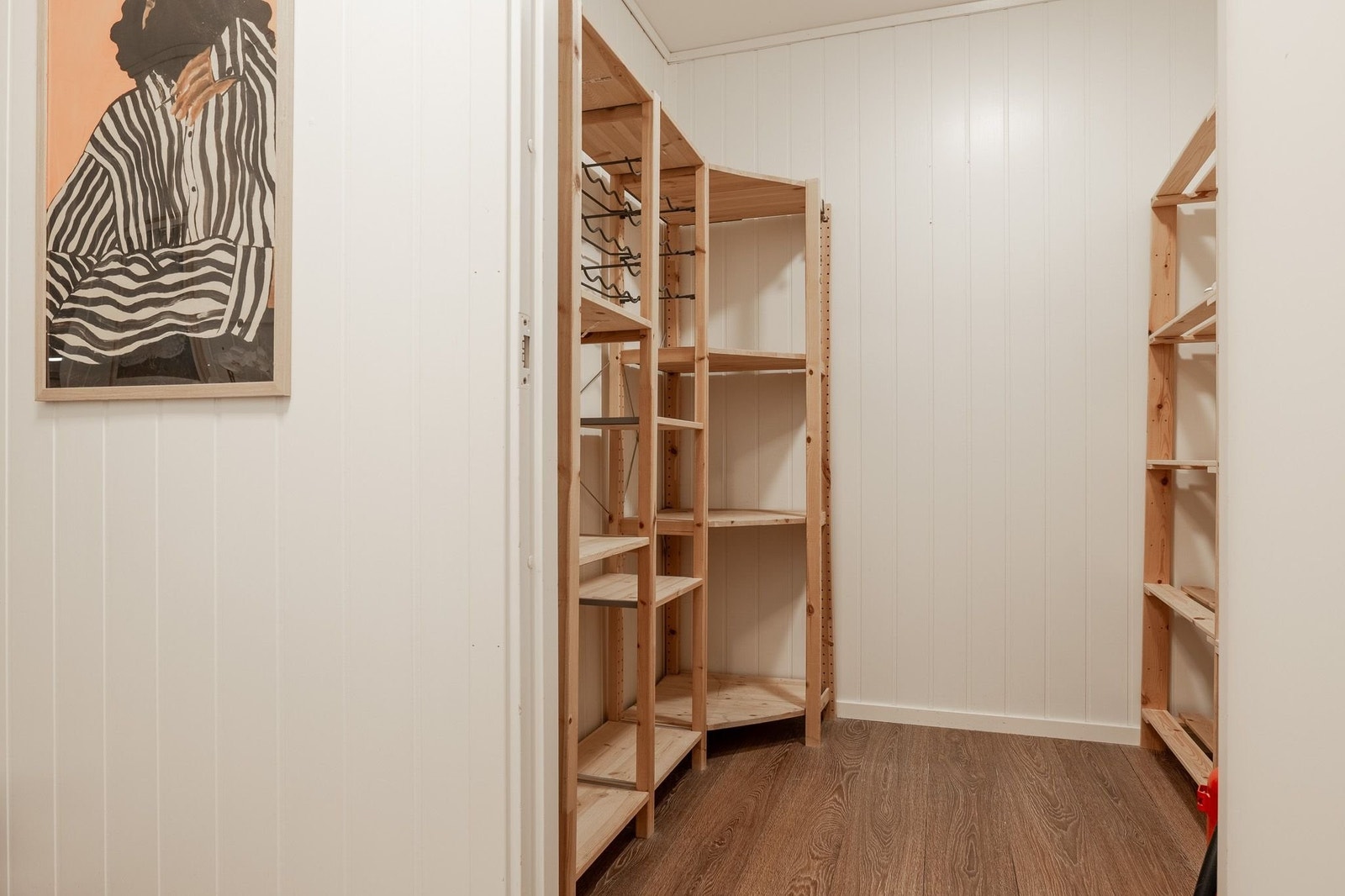 Det er en stor fordel å ha en romslig bod inne i selve leiligheten. Her har du rikelig med plass til å stue bort alt fra støvsuger og vaskeutstyr til sesongklær og sportsutstyr. Hyllesystemet gir god oversikt og gjør det enkelt å holde orden i hverdagen. Galleribilde