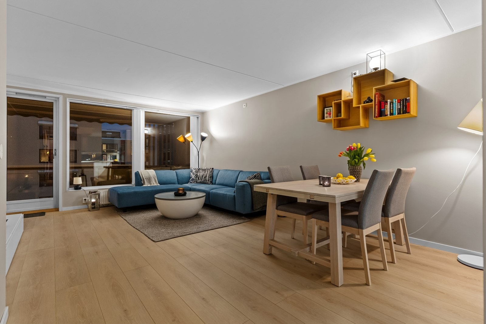 Sammen med kjøkkenet utgjør stuen et åpent og sosialt allrom med klart avdelte soner. Galleribilde