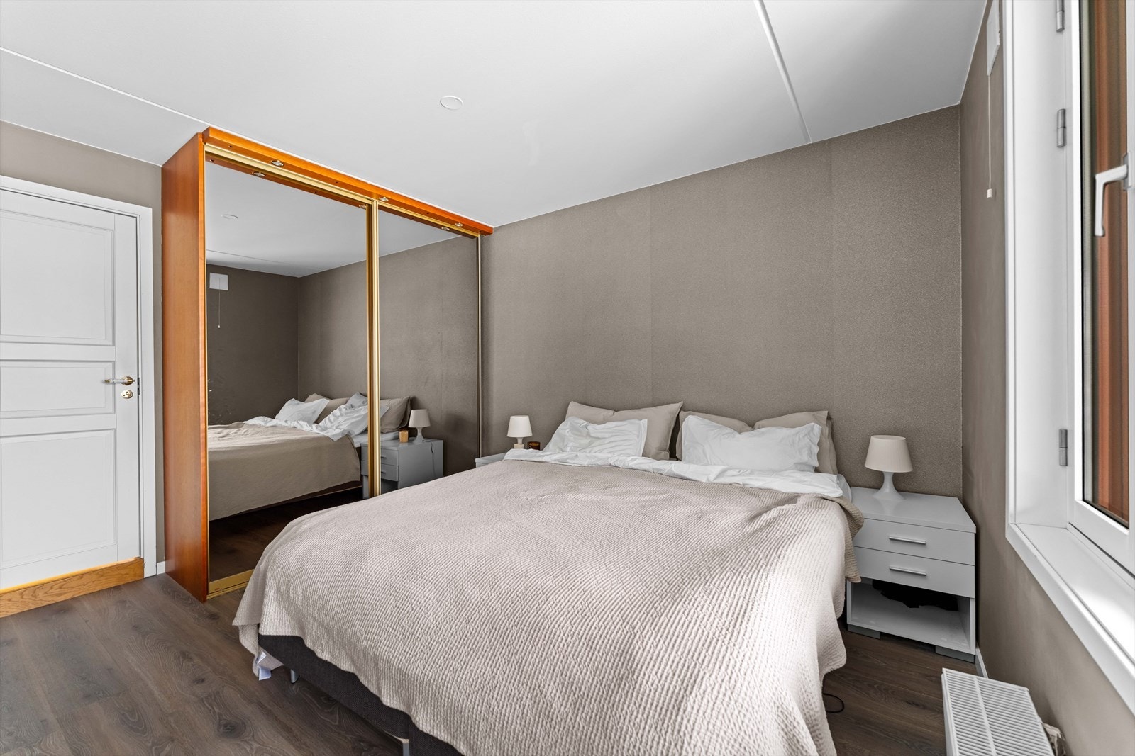 Hovedsoverommet ligger i suiteløsning med badet, og har god oppbevaring i en plassbygd skyvedørsgarderobe med speilfronter. Galleribilde