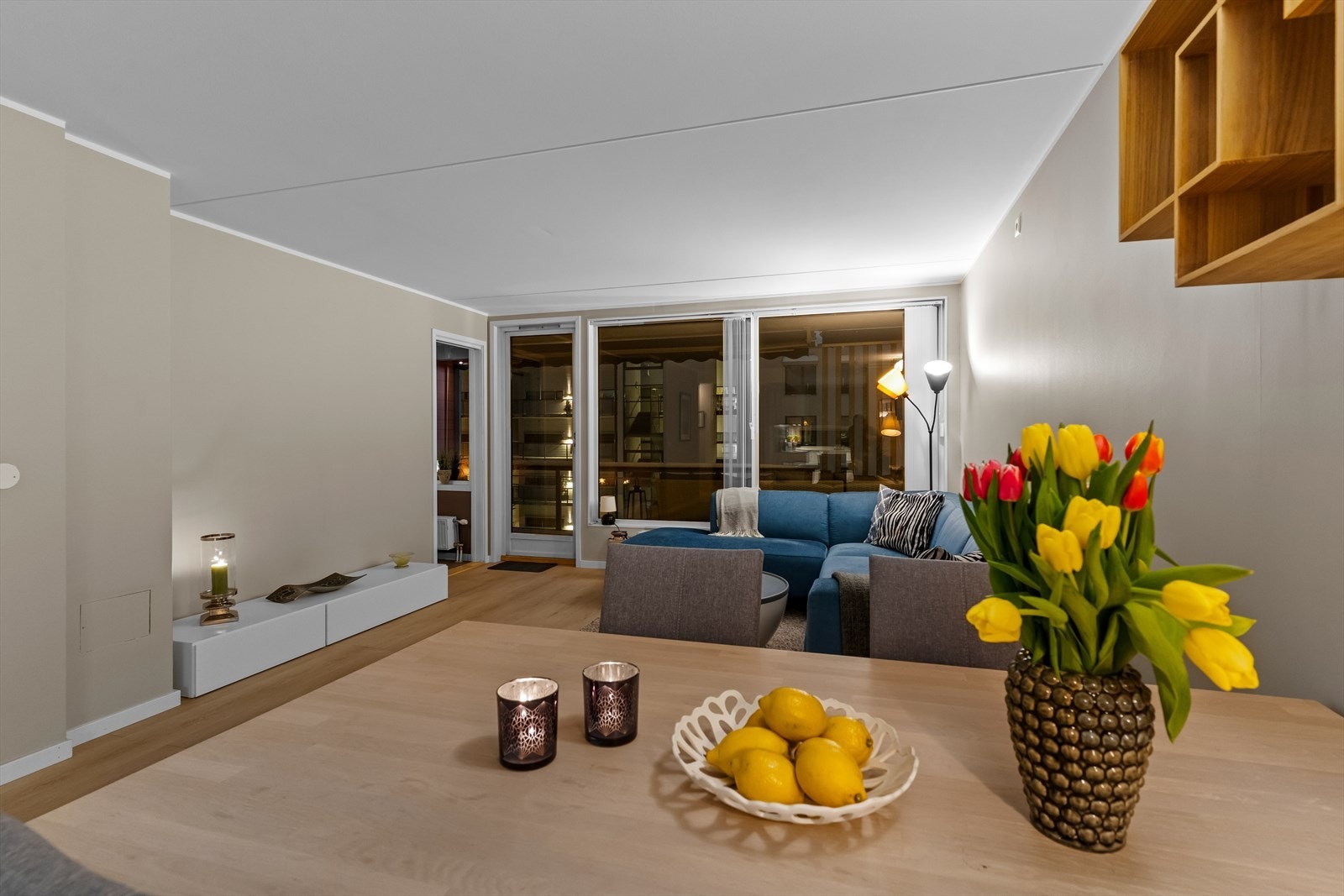 Romløsningen gir fint gjennomlys, og det nye laminatgulvet kombineres med vegger malt i en delikat gråtone Galleribilde