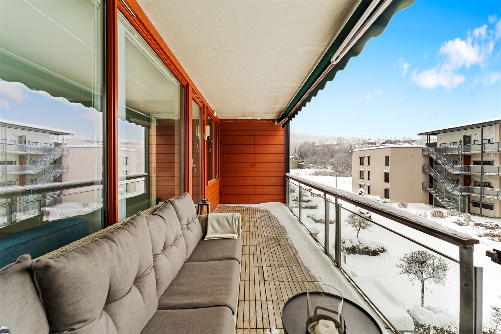 Belysning er montert, og balkongen har stor markise, hendig bod og fint utsyn mot elva. Galleribilde