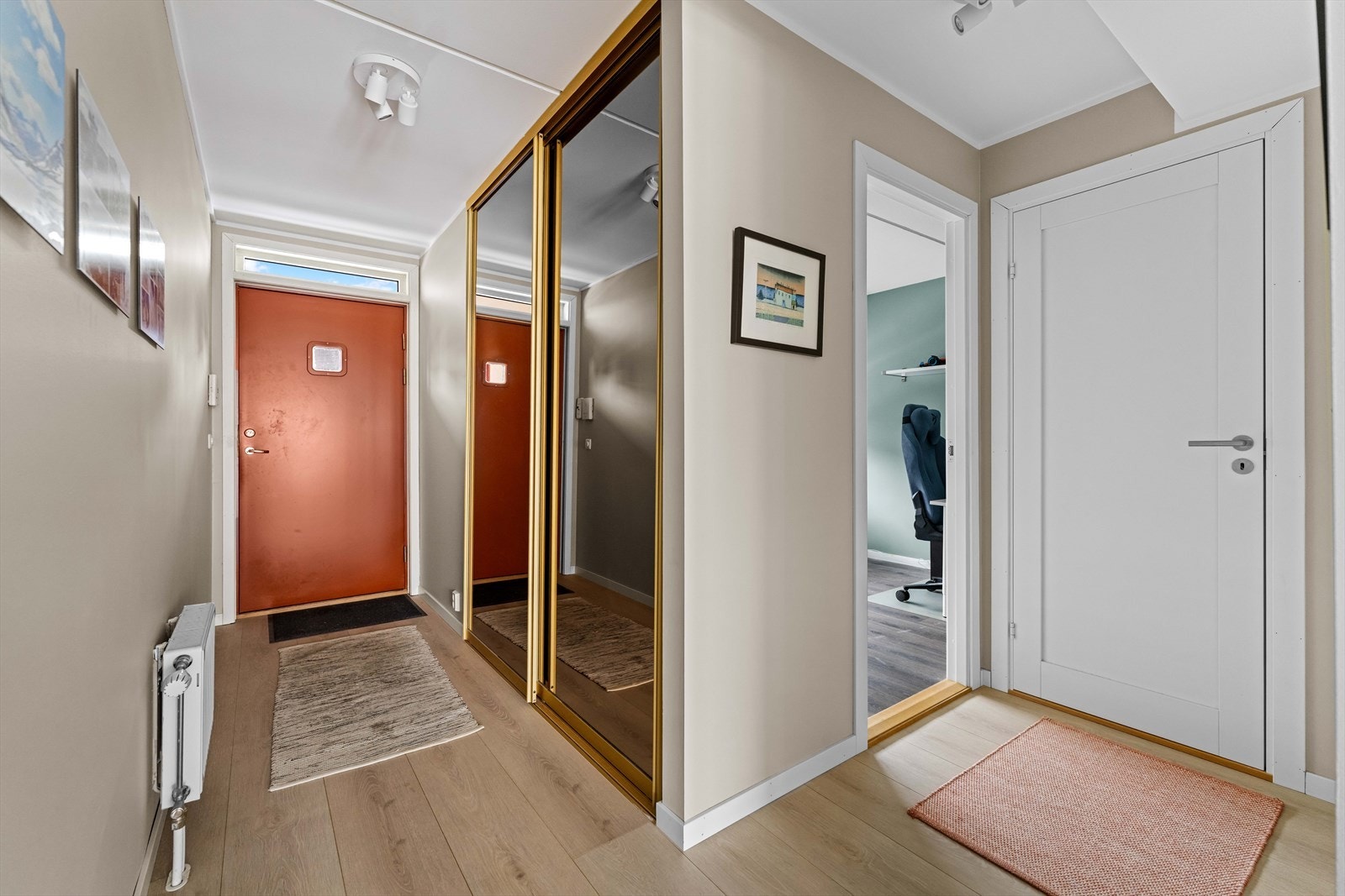 Vel inne har entreen en plassbygd skyvedørsgarderobe med speilfronter for ekstra romfølelse. Galleribilde