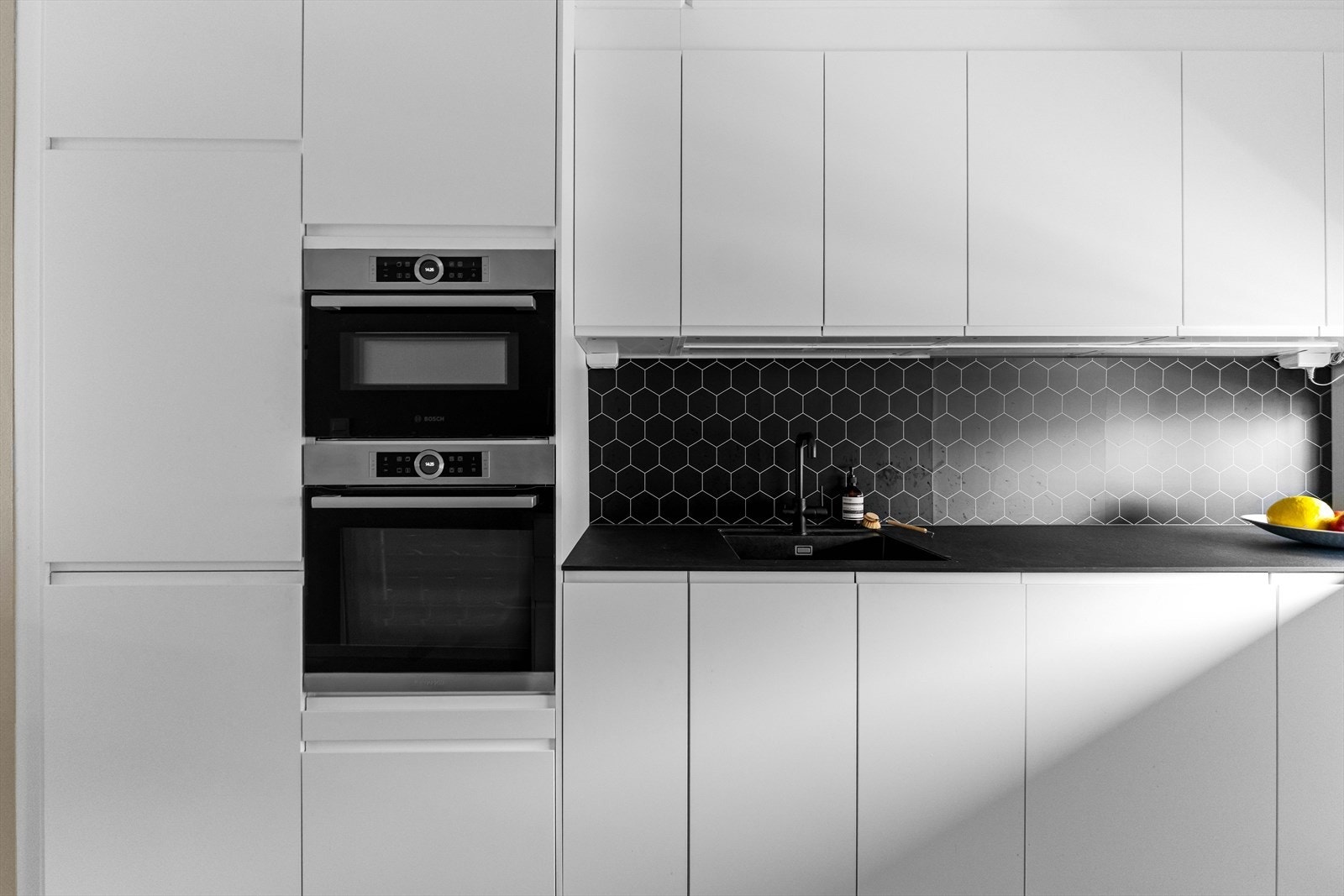 Alle hvitevarer er integrerte, deriblant stekeovn, platetopp, kombiovn, oppvaskmaskin og kombinert kjøl/frys. Galleribilde