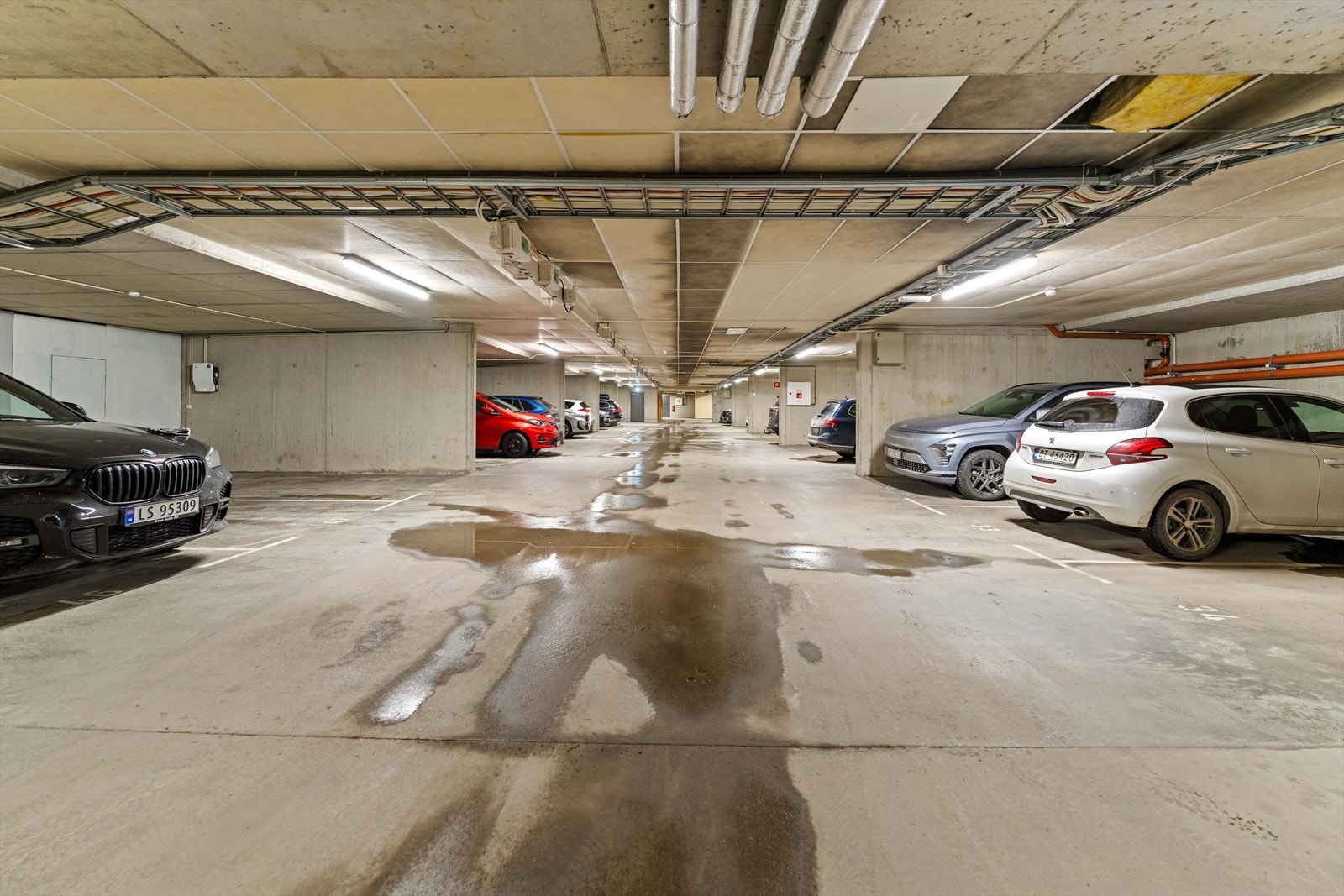 Leiligheten disponerer en garasjeplass i felles parkeringskjeller, og en lader for elbil er installert i garasjen. Galleribilde