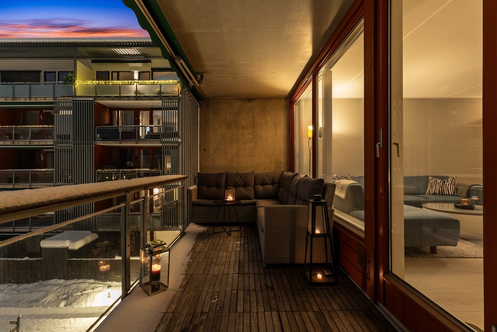 Leiligheten ligger i 3. etasje, der stuen har utgang til en overbygd balkong på ca. 12 kvm. Galleribilde