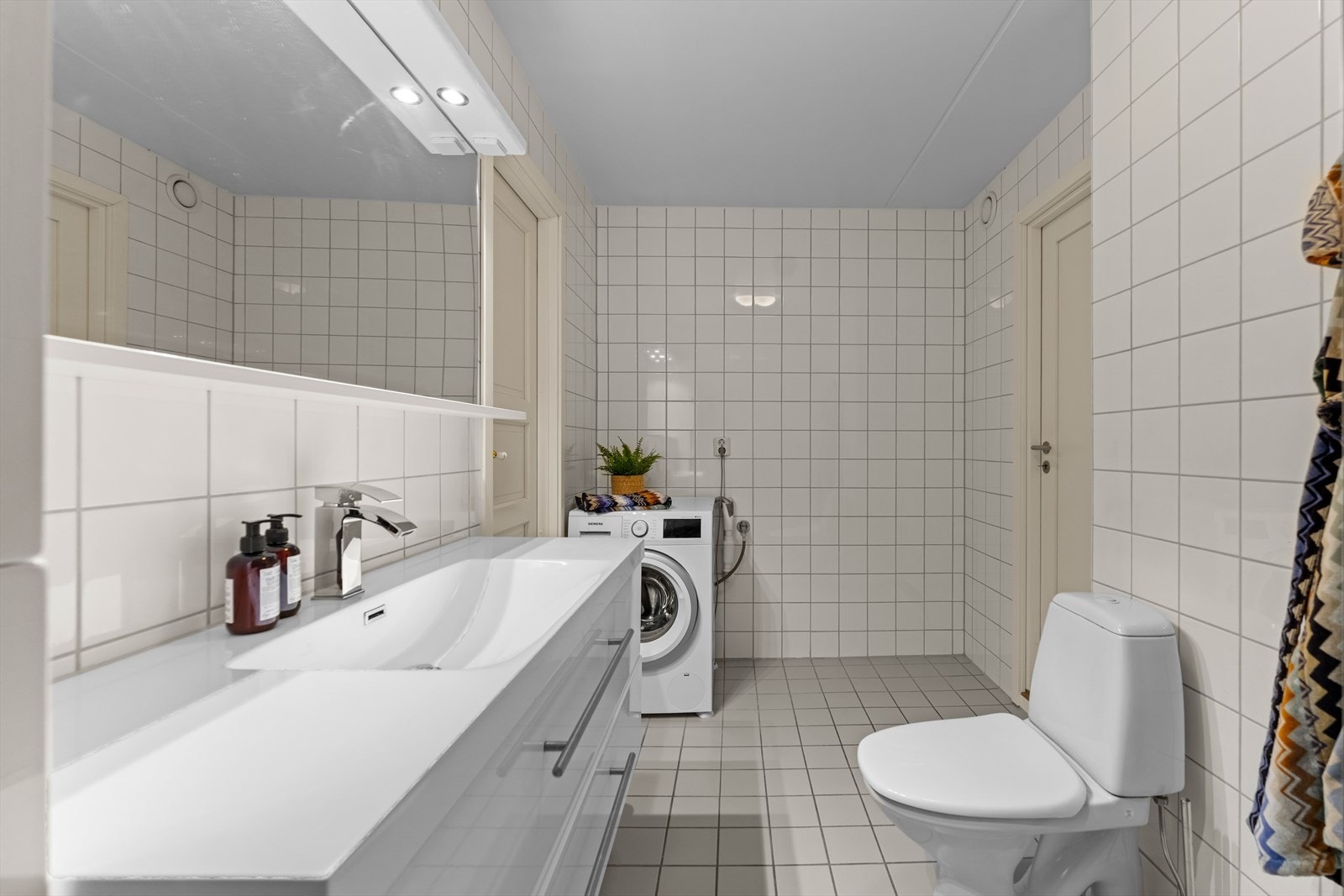 Opplegg for vaskemaskin er etablert, og badet har toalett, varmekabler og dushjørne med innfellbare dører. Galleribilde