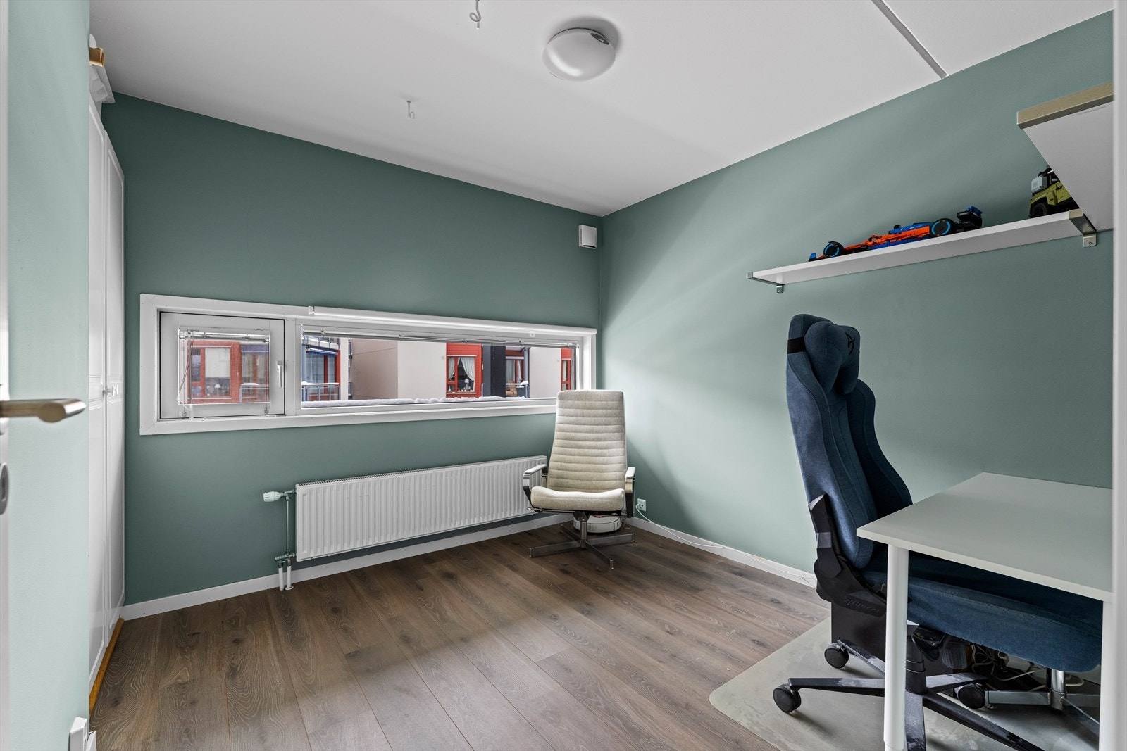 På det andre soverommet er et hvitt garderobeskap plassert i egen nisje. Galleribilde