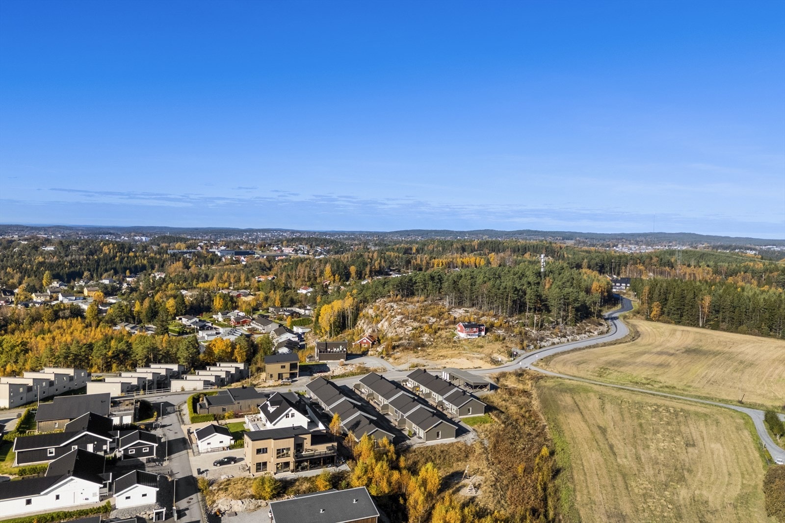 Området byr ellers på gode turmuligheter både i Oreidskogen og i Ertemarka med flotte tur, trenings og rekreasjonsområder med blant annet sportshytter, lysløyper og rulleski/kunstsnøanlegg Galleribilde