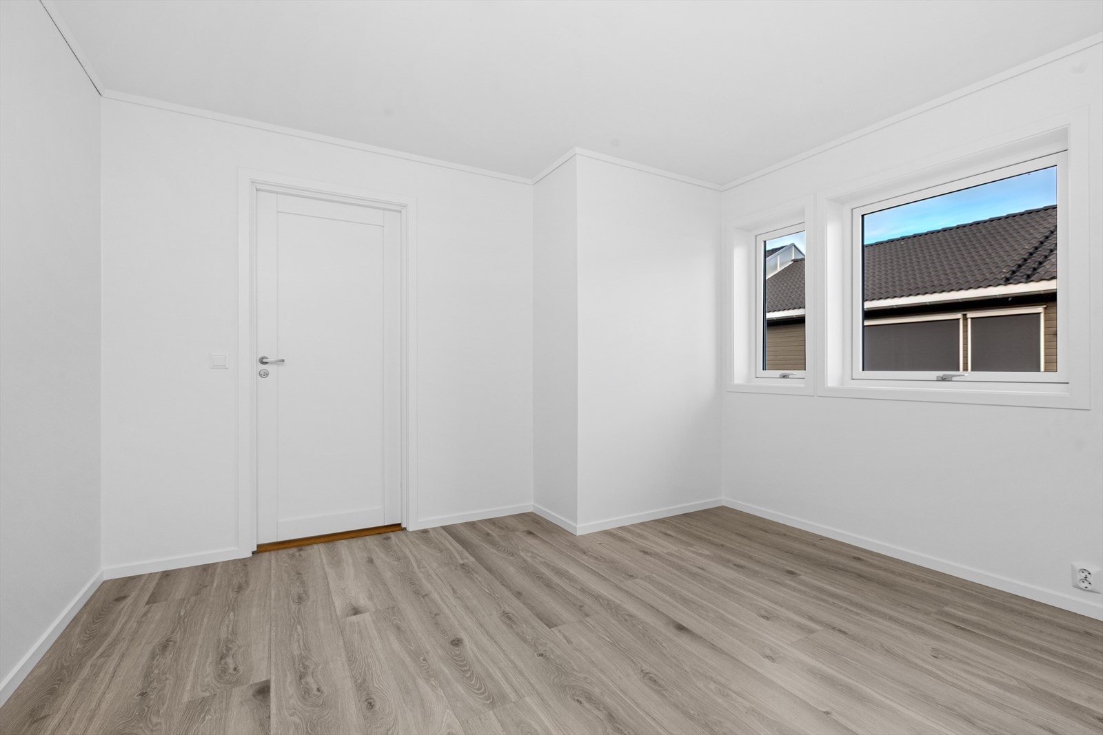 Begge soverommene har enstavs laminatgulv og malte gipsvegger Galleribilde