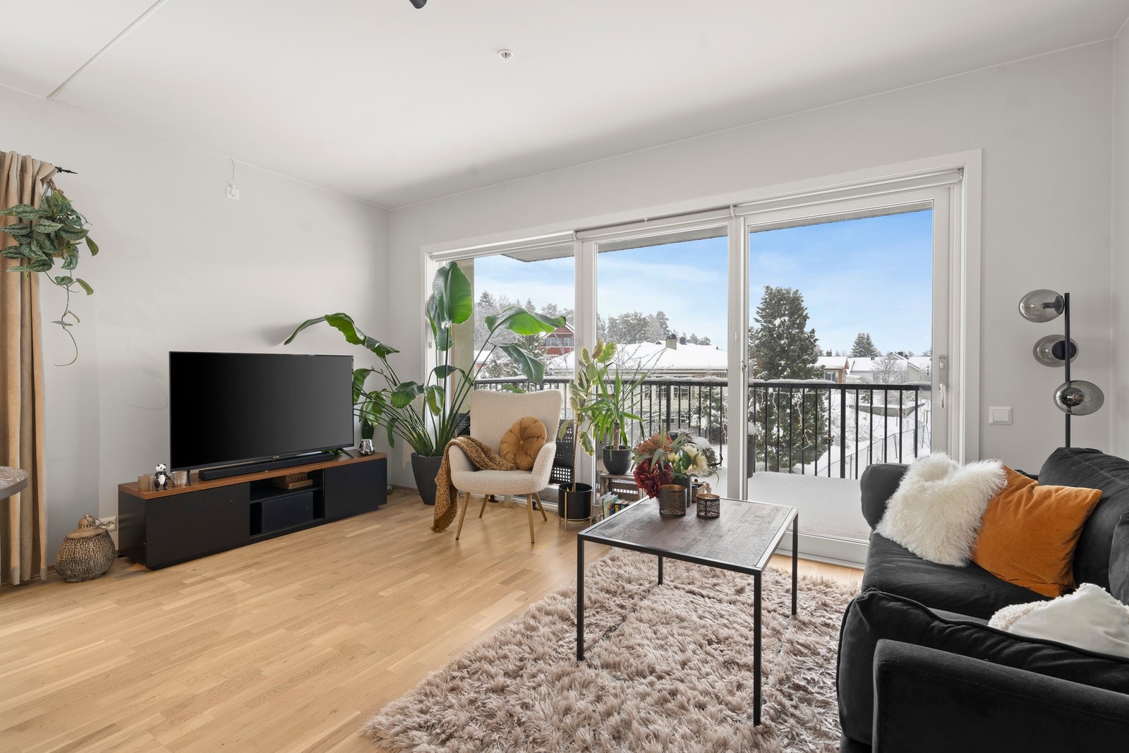 Leiligheten er lys og moderne med gang, bad/vaskerom, soverom og stue/kjøkken. Galleribilde