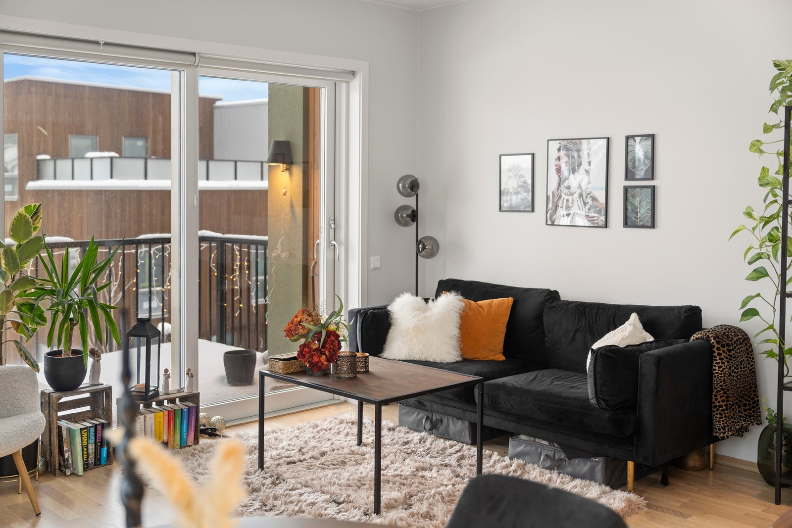 Stuen ligger i åpen løsning med kjøkkenet og fra stuen er det utgang til balkong. Galleribilde