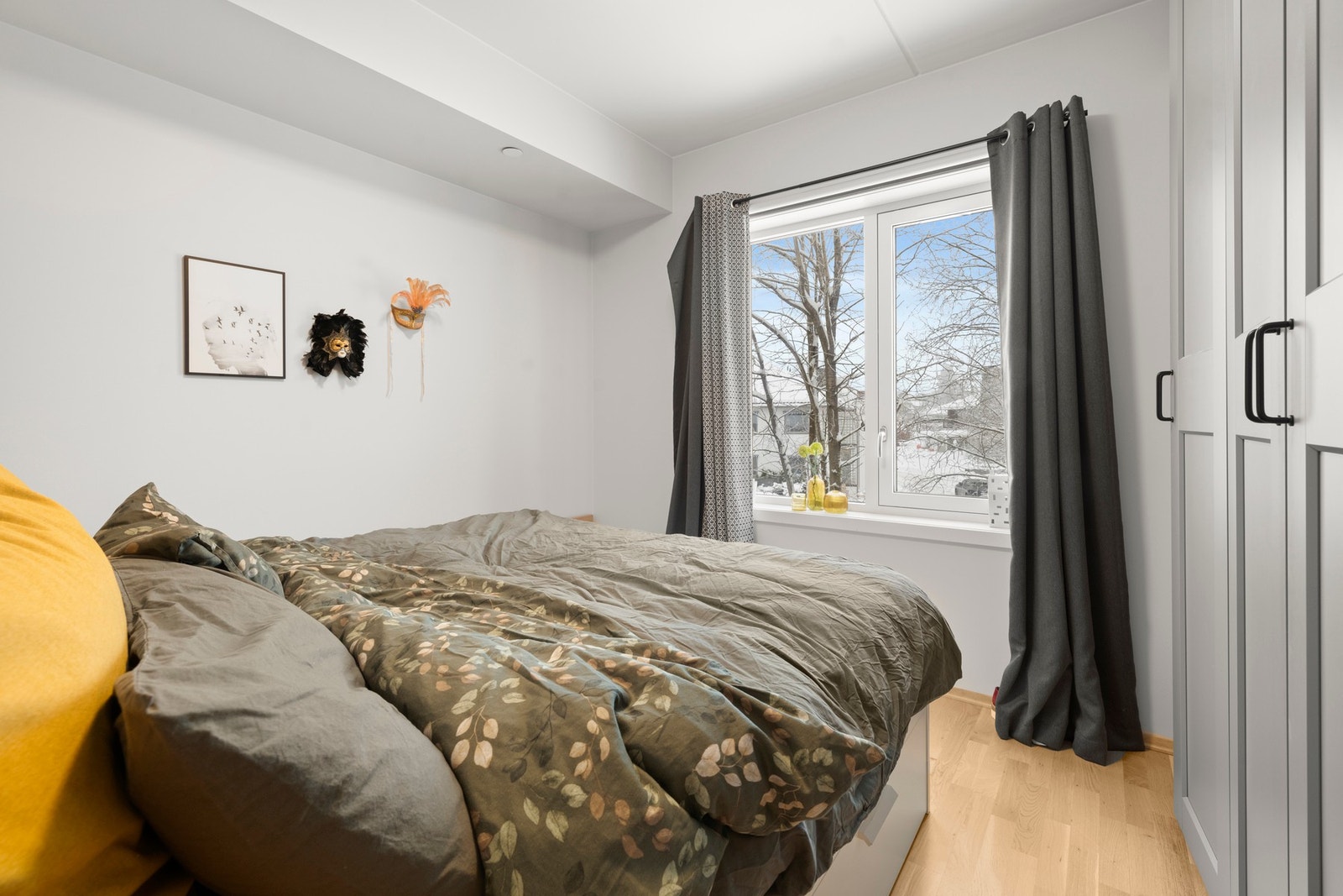 Soverommet er av god størrelse og det er plass til dobbeltseng. Soverom vendt mot nord og rolig boligfelt. Galleribilde