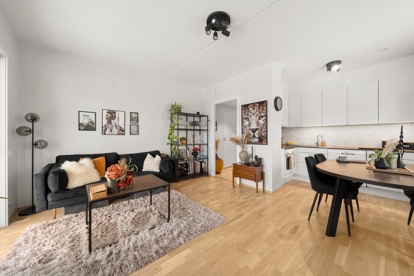 Leiligheten har en fin beliggenhet i blokken i hjørne vendt mot boligfeltet. Galleribilde