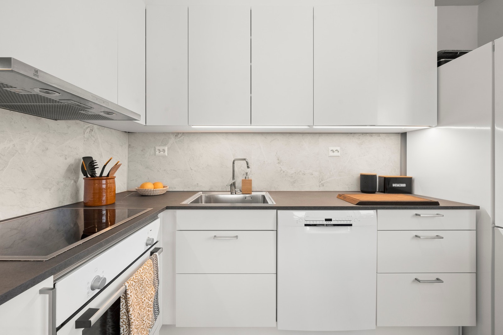 Kjøkkenet har stilren og moderne innredning med glatte fronter og benkeplate av laminat. Galleribilde