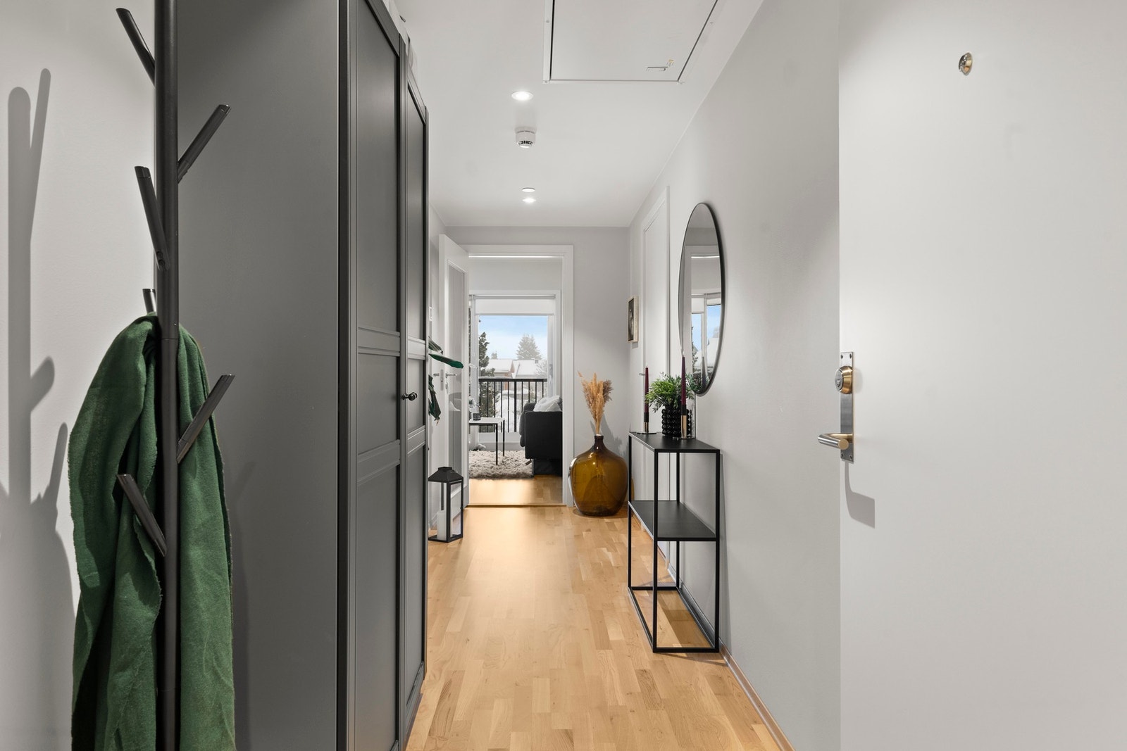 Leiligheten ligger i byggets tredje etasje med trapp og heisadkomst ned til garasjekjeller. Galleribilde