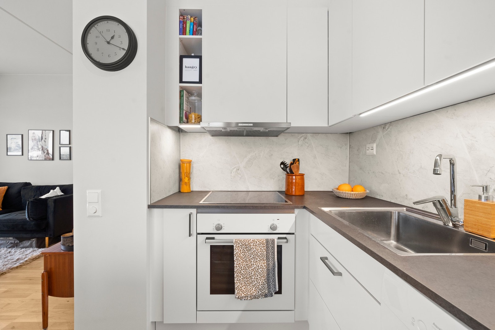 Av hvitevarer er det komfyr, induksjonstopp og oppvaskmaskin. I tillegg er det bosch kjøleskap. Hvitevarer medfølger handelen. Galleribilde