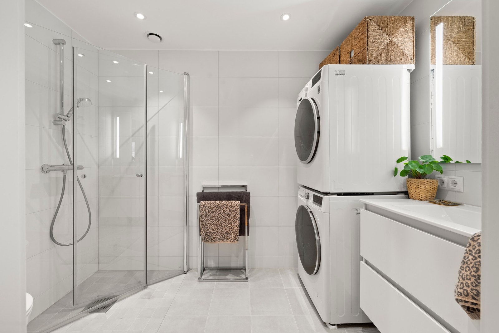 Bad/vaskerom med vannbåren gulvvarme og opplegg for vaskemaskin. Galleribilde