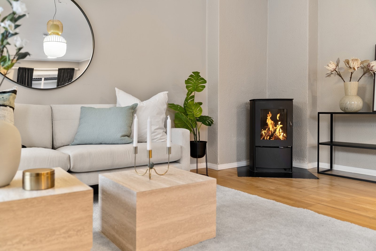 - Leiligheten har også en peis i stue, som sørger for godt med varme på kalde vinterdager og en lun atmosfære - Galleribilde