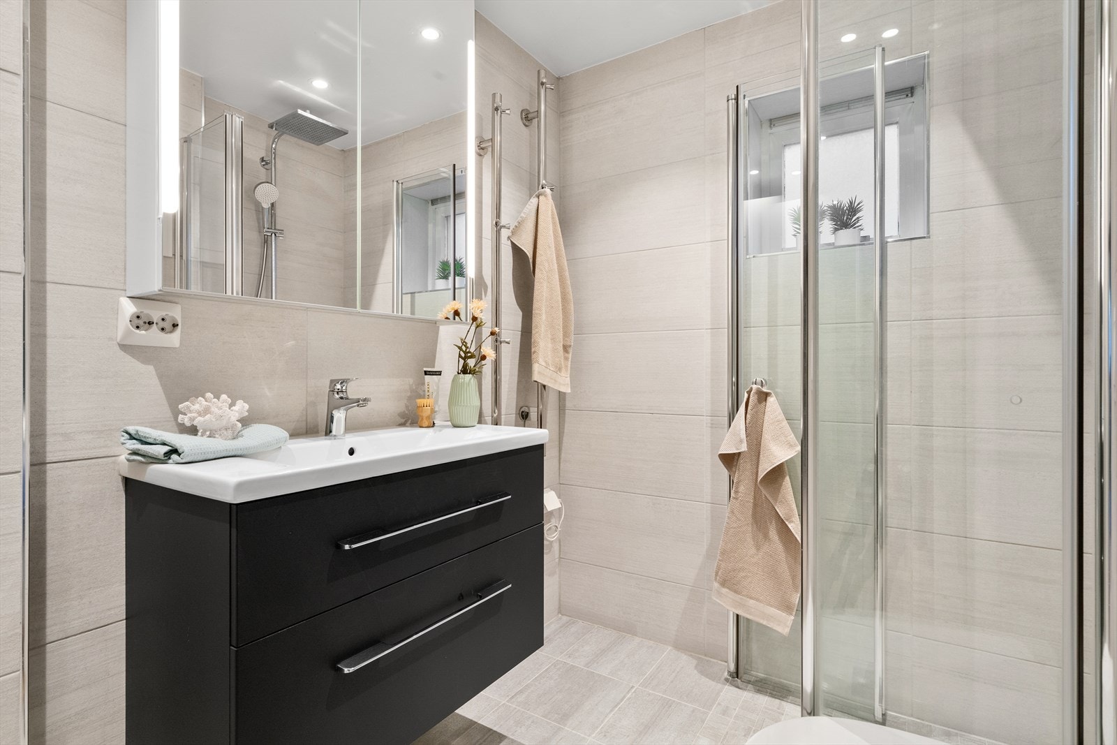 - Helfliset baderom med tidløst farge- og materialvalg. Badet ble oppgradert i 2019 - Galleribilde