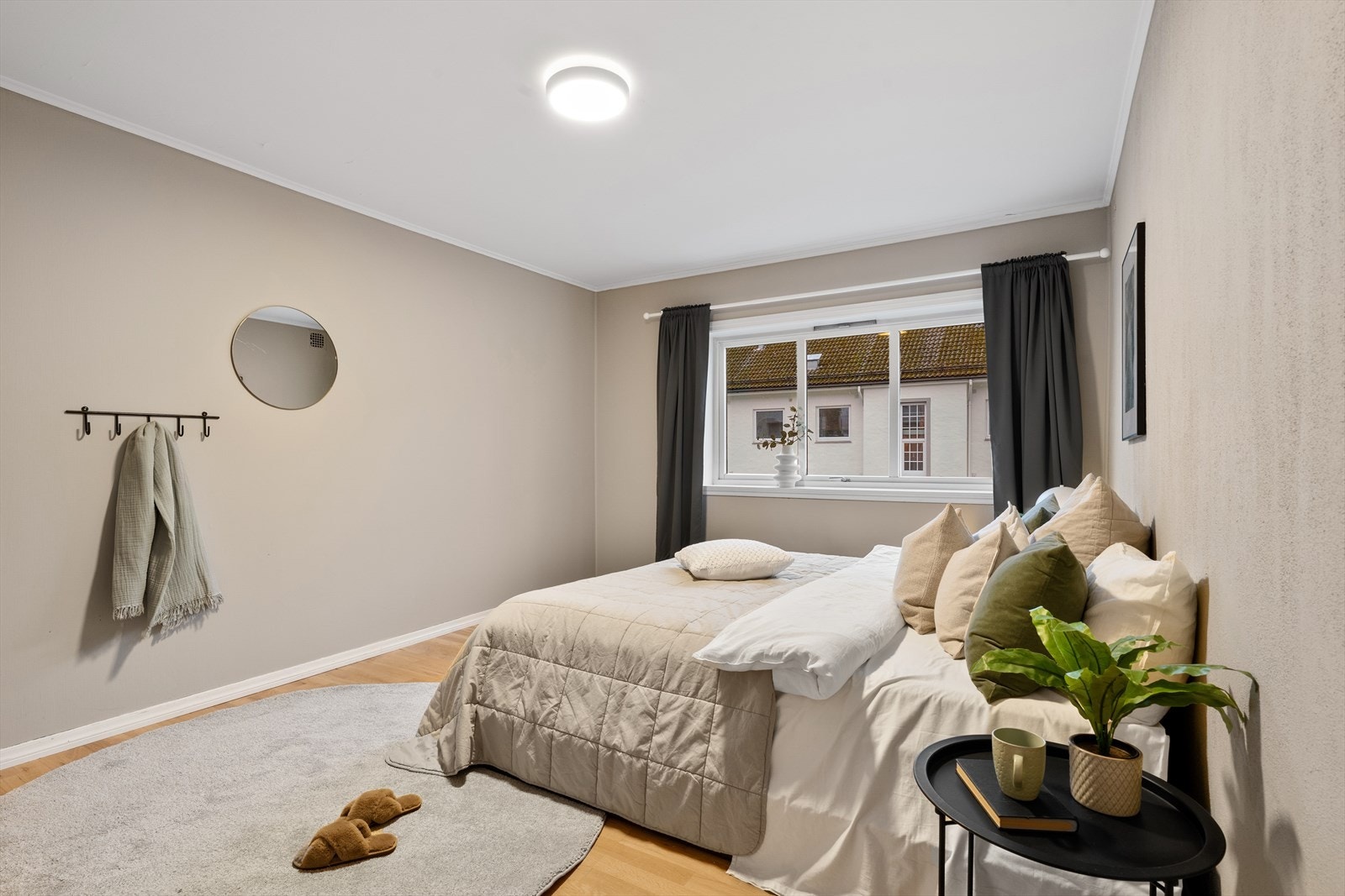 - Her har man god plass til seng i ønsket størrelse og tilhørende møblement - Galleribilde