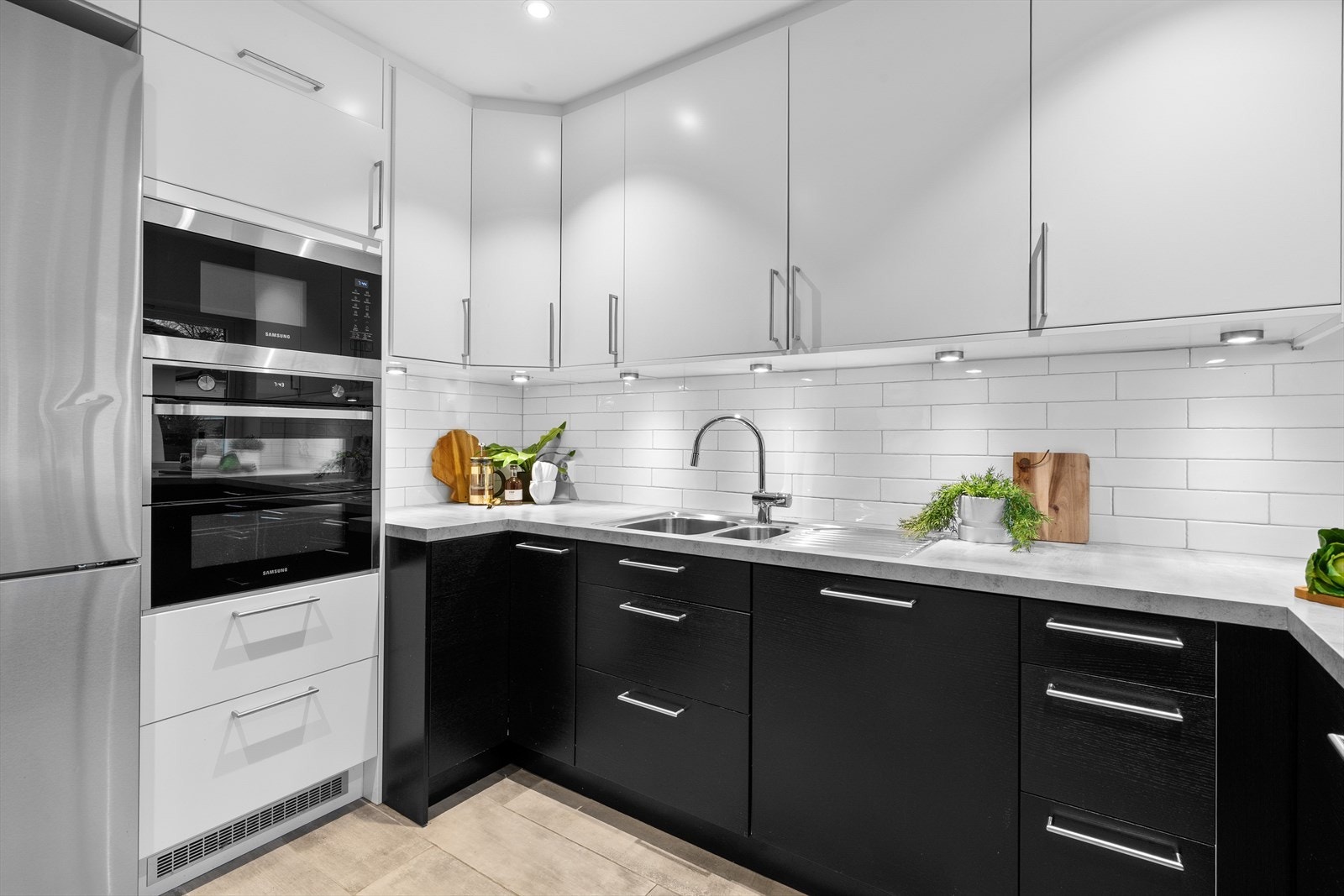 - Fliser mellom kjøkkenbenk og kjøkkenskap gjør renholdet svært enkelt - Galleribilde