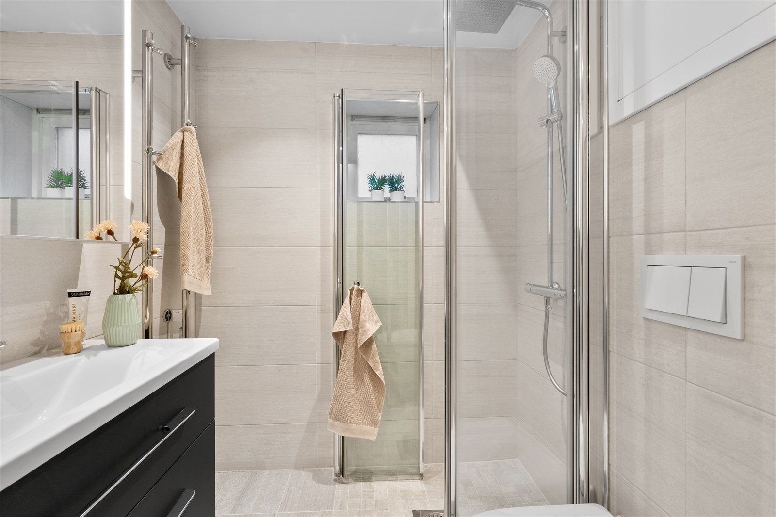 - Regnfallsdusj med nnfellbare dusjdører som er plassbesparende når de ikke er i bruk - praktisk! - Galleribilde