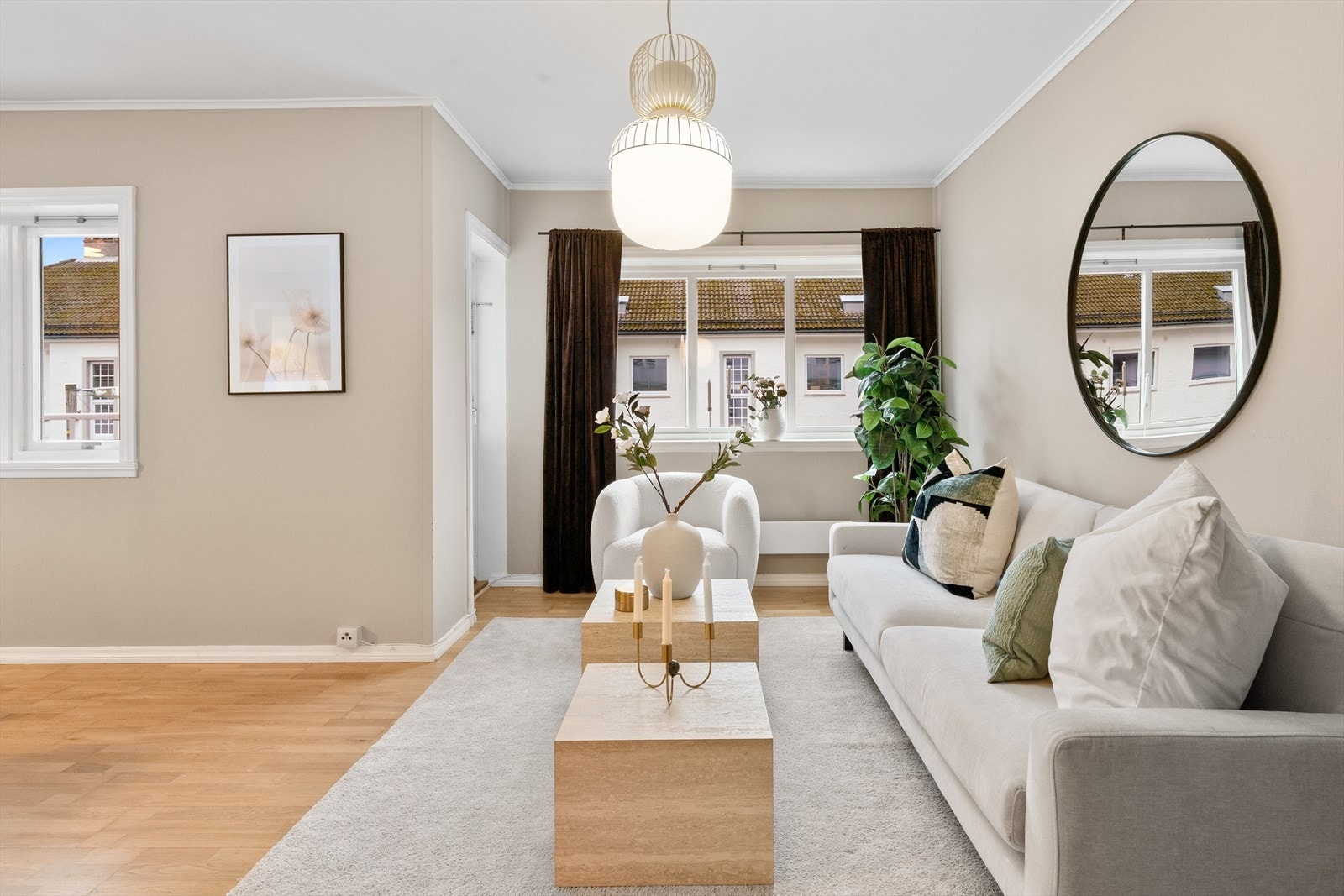 - Denne beliggenheten i bygget gjør at man får rikelig med verdifullt lysinnslipp fra to himmelretninger i stuen - Galleribilde