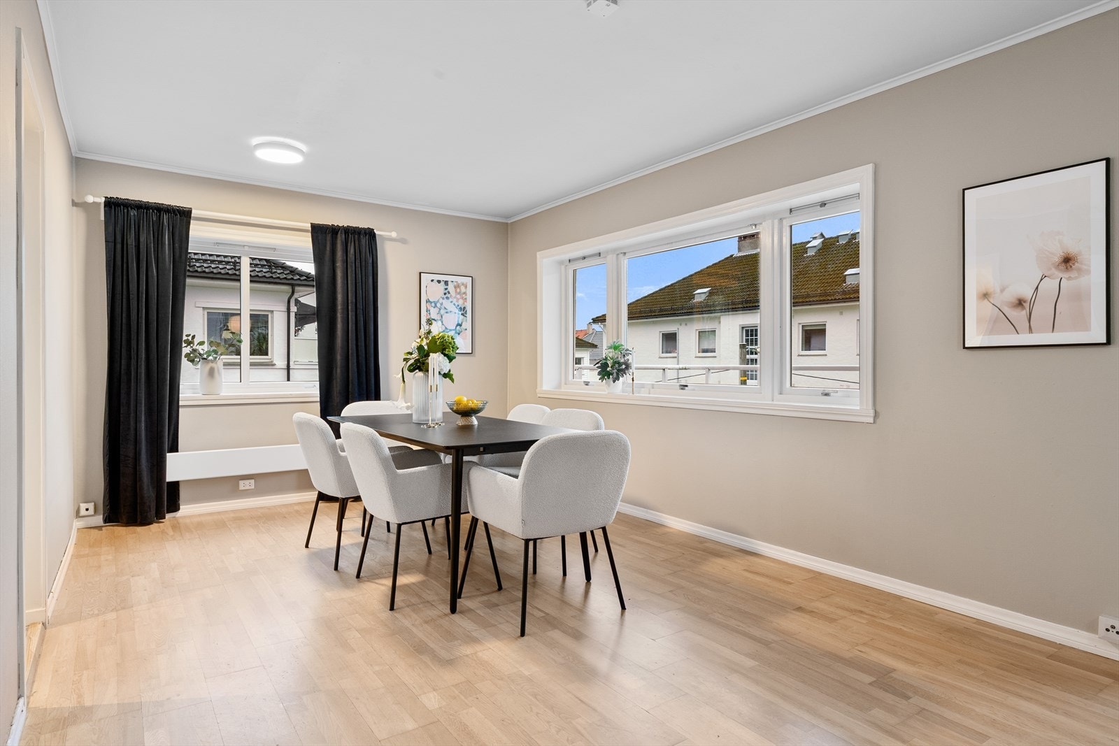 - Her har man god plass til et langstrakt spisebord som rommer alle man er glad i - Galleribilde