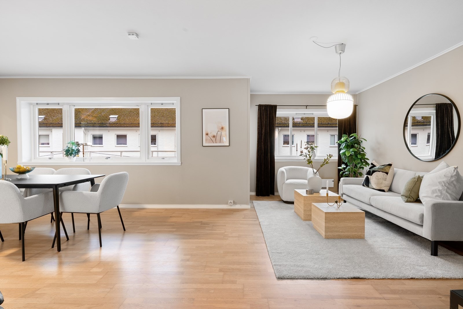 - Leiligheten har et BRA-i på hele 92 m², og inneholder entré/gang, stue, kjøkken, tre soverom og bad - Galleribilde