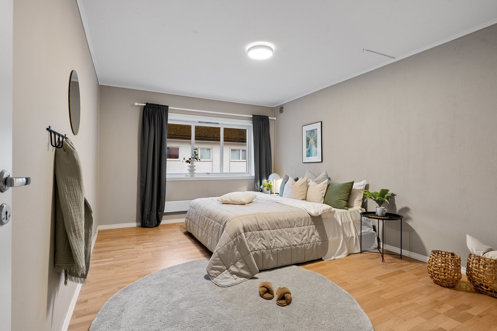 - Leiligheten har totalt tre soverom, hvorav dette er det største og måler hele 18 m² - Galleribilde