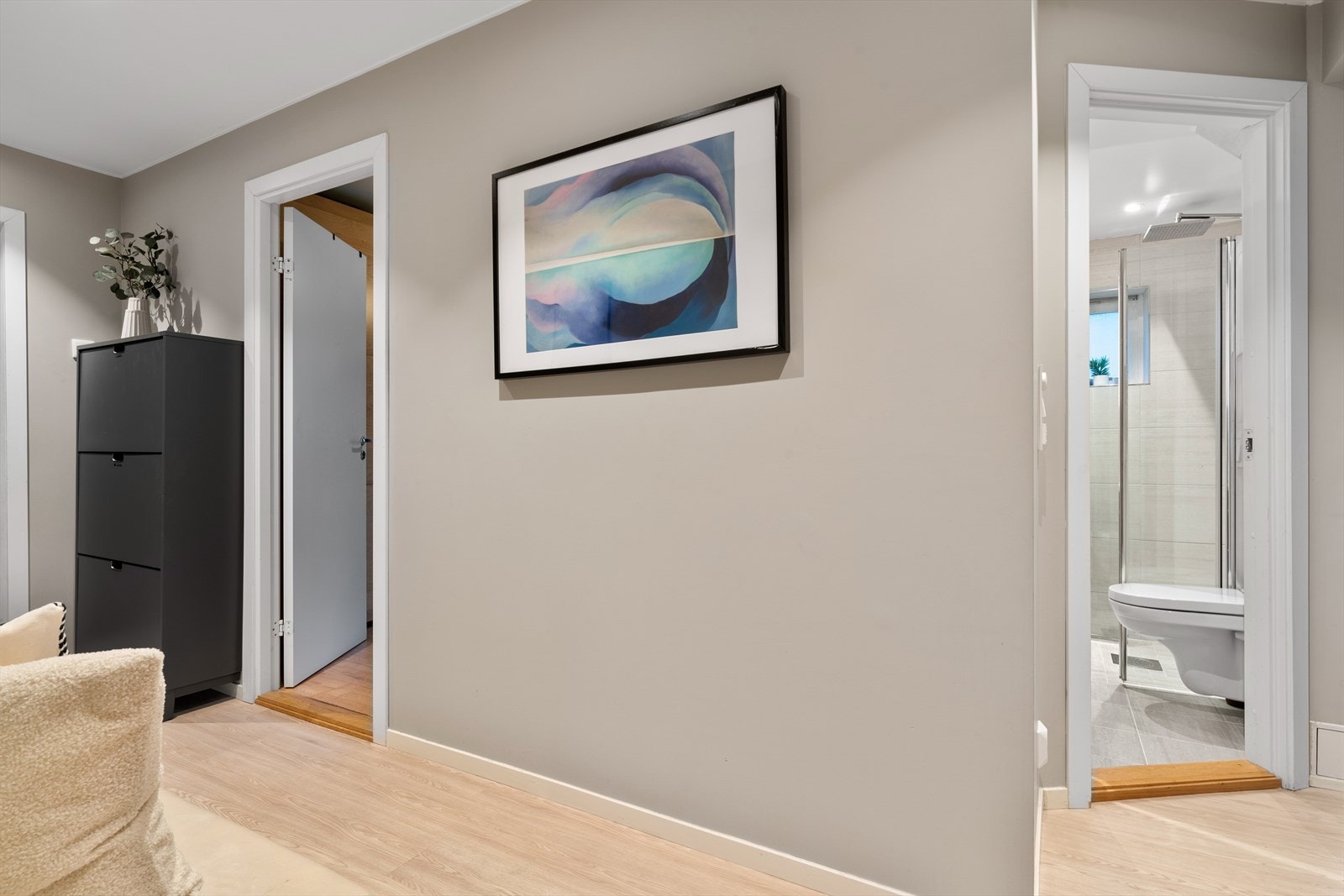 - Langstrakt entré/gang med god plass til å henge fra seg yttertøy - Galleribilde