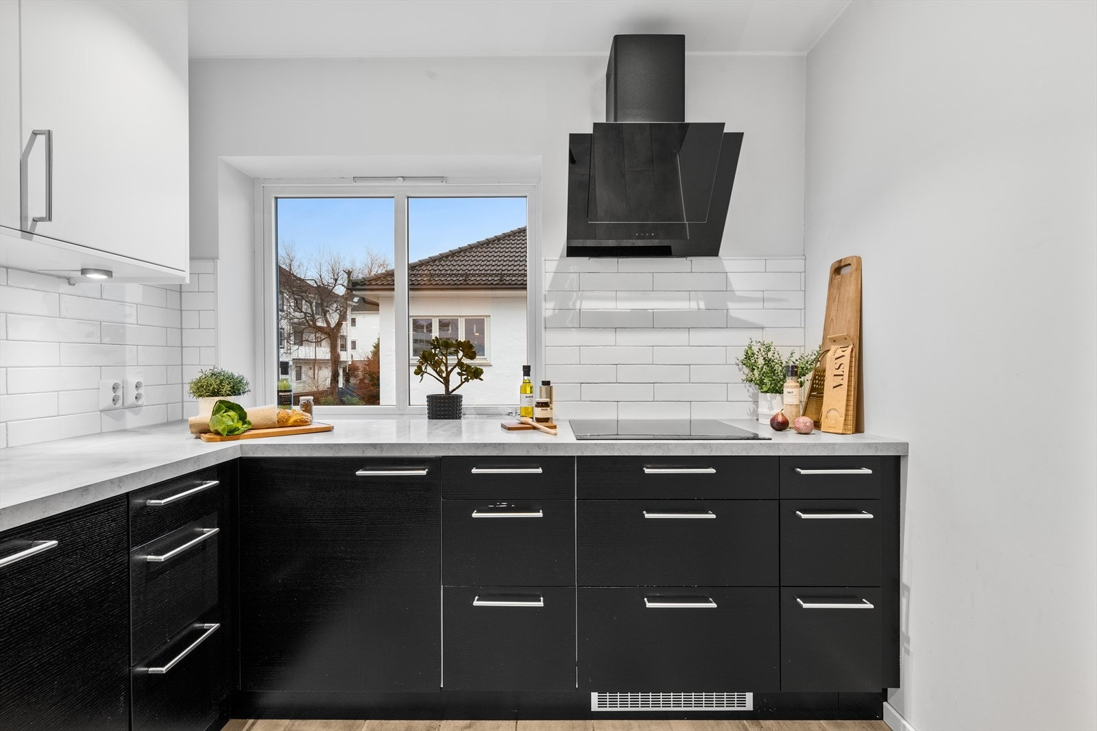 - Et praktisk og funksjonelt kjøkken med god lagringsplass i dype skuffer og takhøye overskap - Galleribilde