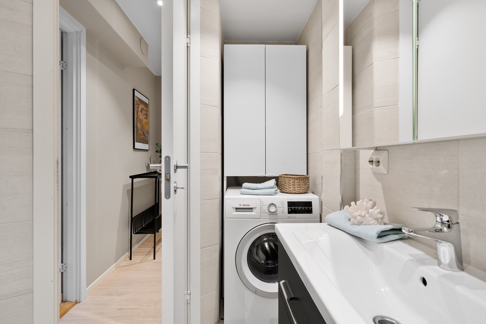 - Egen vaskenisje med plass til vaskemaskin og lagring av hverdagslige ting - Galleribilde