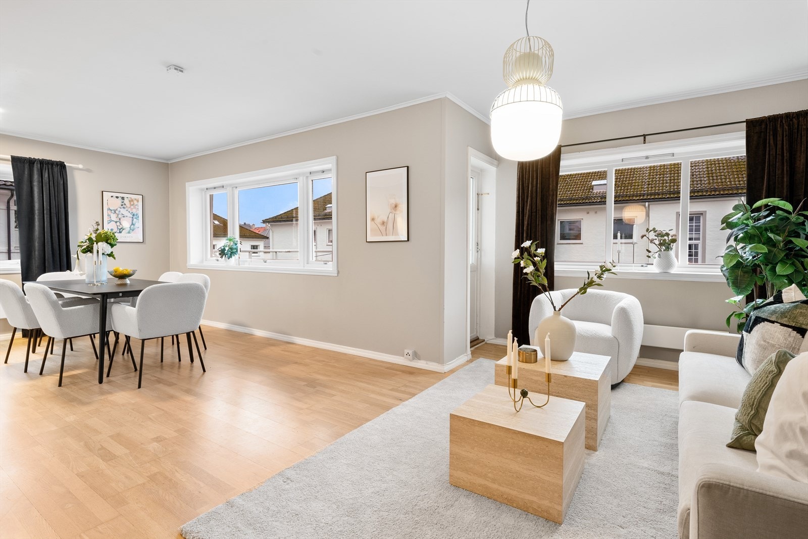 - Stuen er av svært romslig størrelse (31,9 m²) og kan derfor enkelt innredes i naturlige soner - Galleribilde