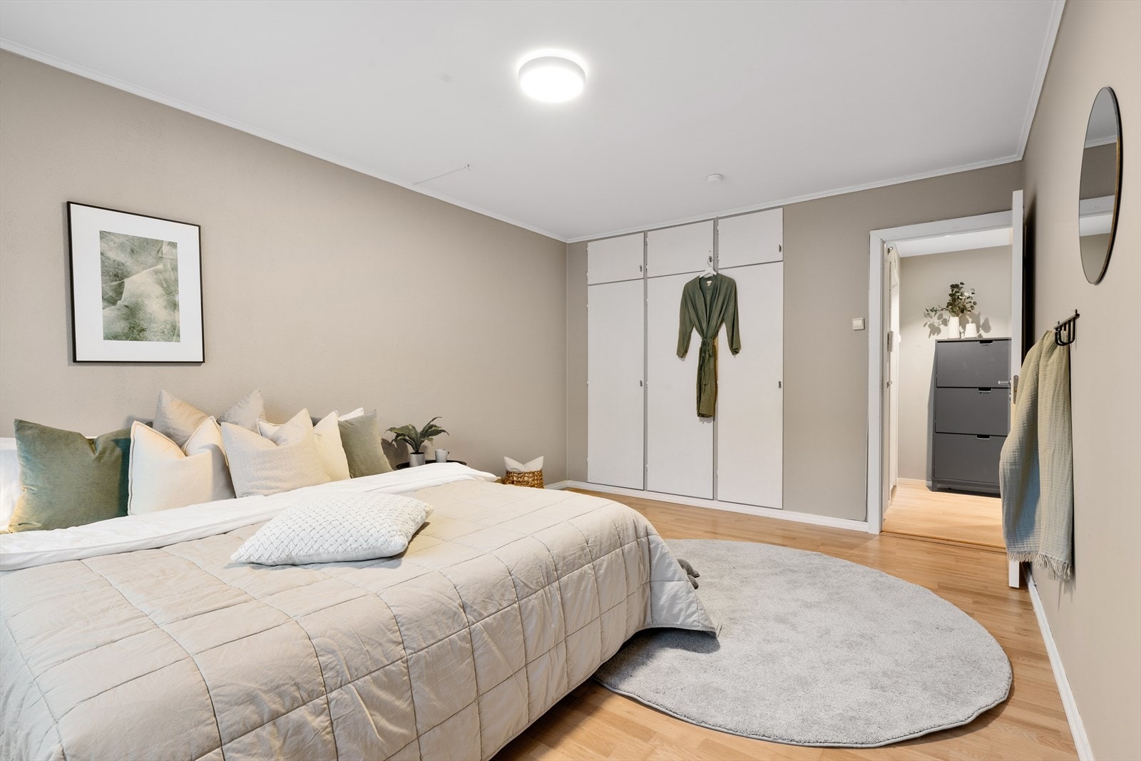 - Man har også plass til ytterligere oppbevaring i tillegg til den plassbygde garderobeløsningen om ønskelig/behov - Galleribilde