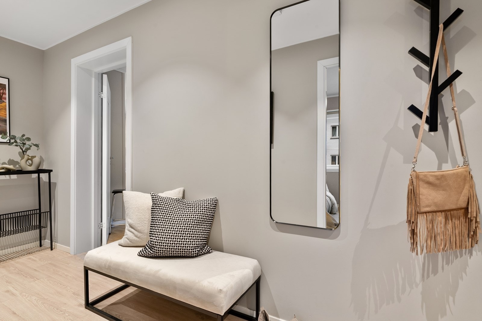 - Entréen/gangen gir et fint førsteinntrykk av leiligheten - Galleribilde