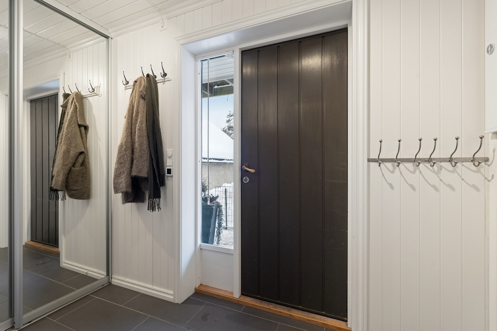 Flislagt gulv gir et praktisk og slitesterkt inngangsparti med enkel rengjøring. Galleribilde