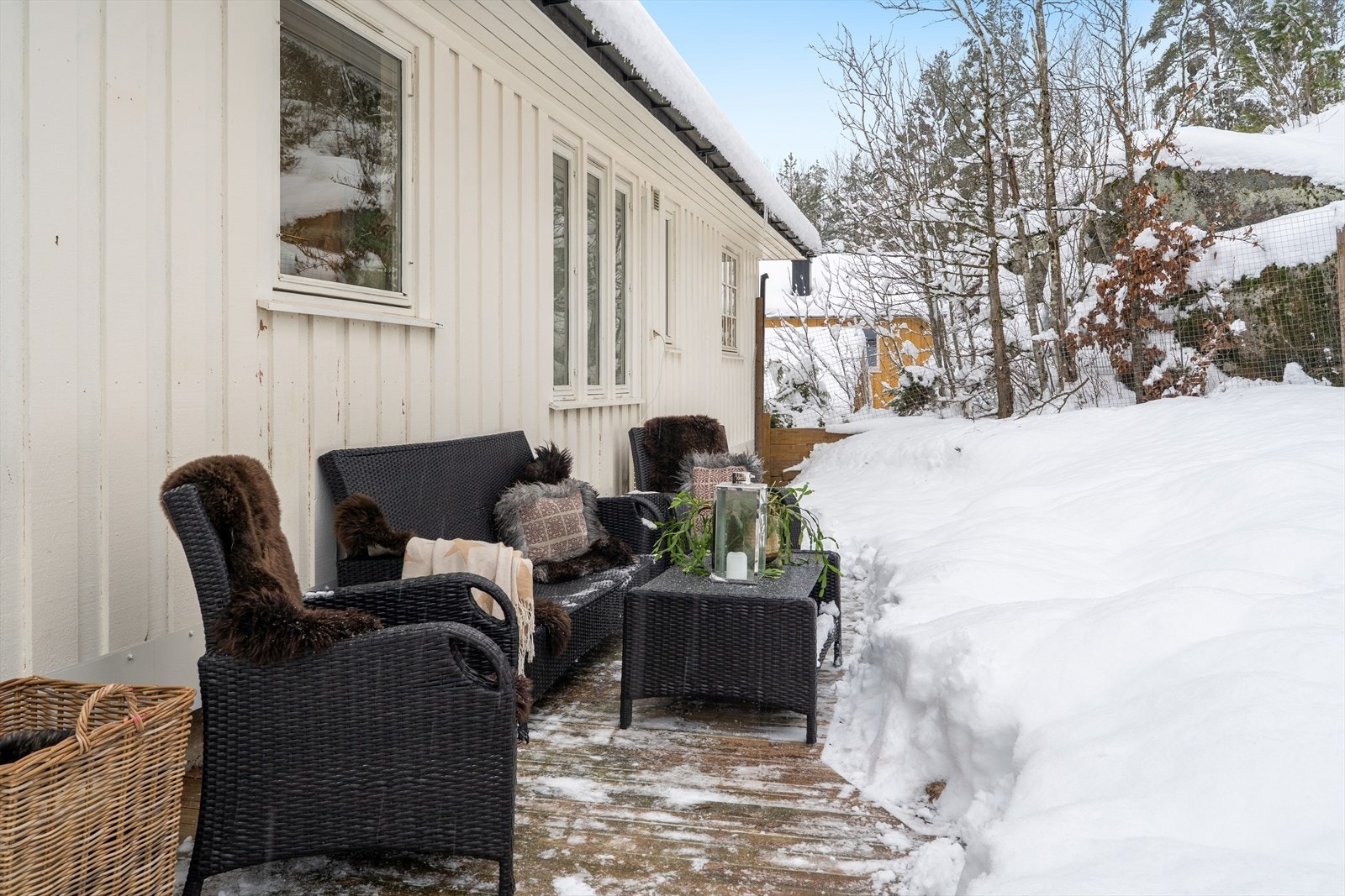 Terrasse med sittegruppe gir en avslappende plass for utendørs samvær. Galleribilde