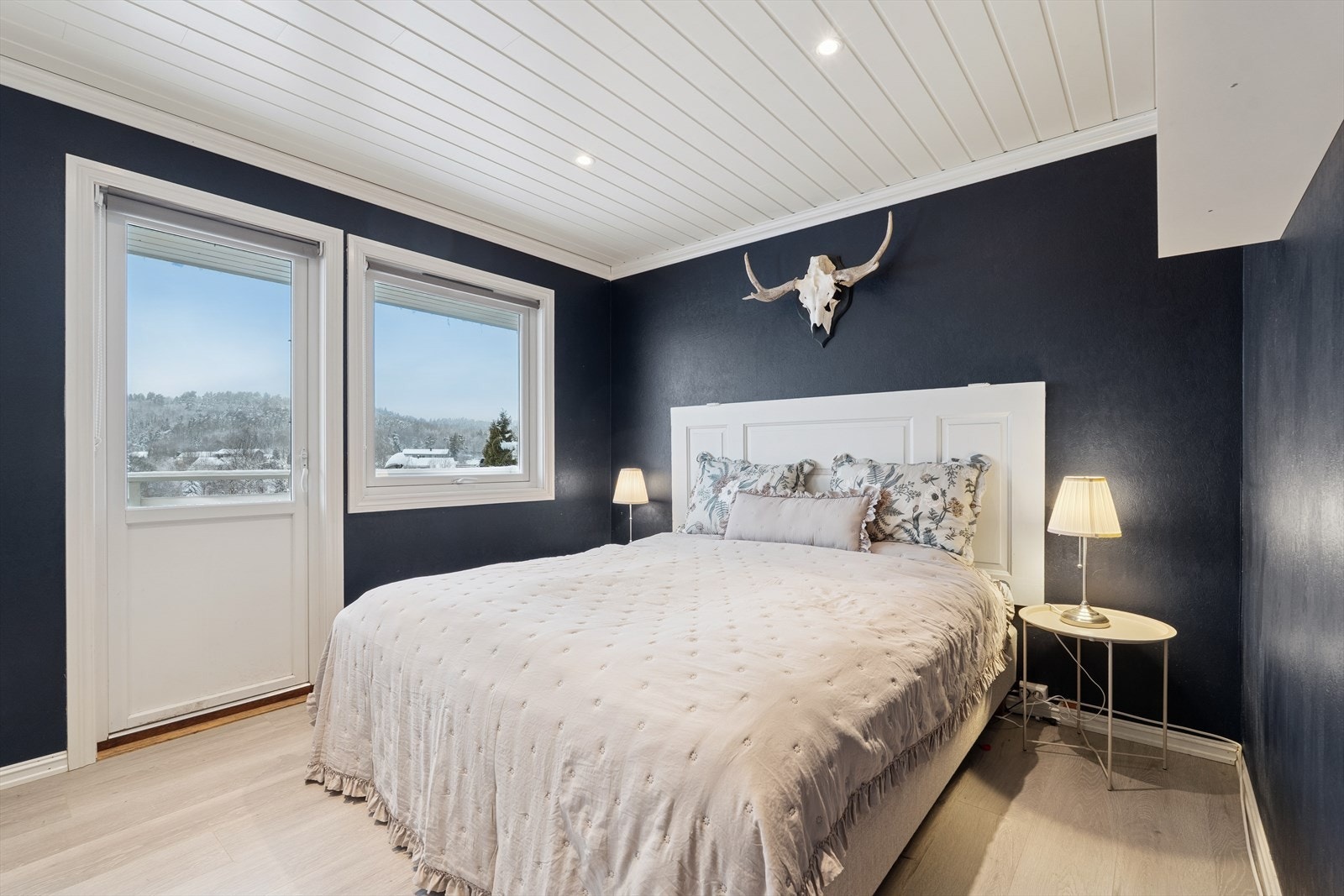 Hovedsoverom med utgang til balkong. Galleribilde