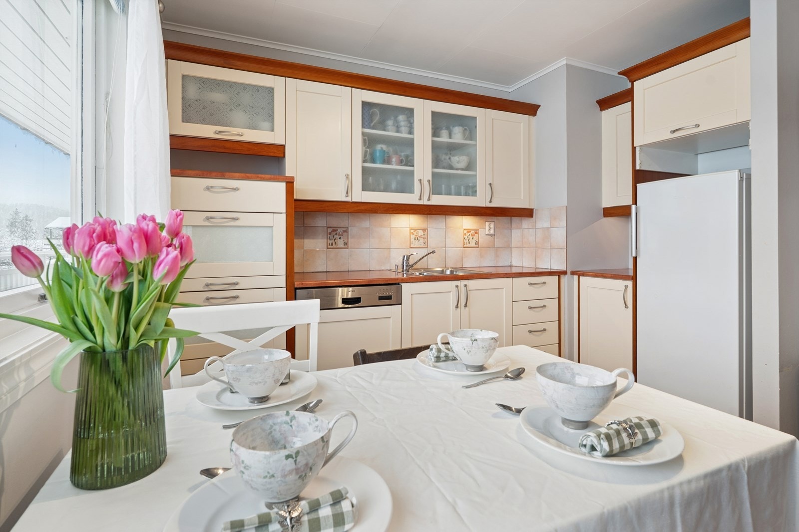 Laminat benkeplate med fliser over gir en praktisk arbeidsflate på kjøkkenet. Galleribilde