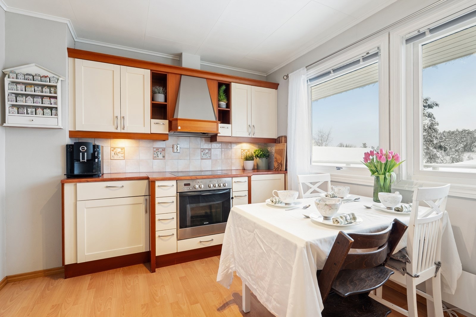 Profilert kjøkkeninnredning med lyse fronter gir god oppbevaringsplass. Galleribilde