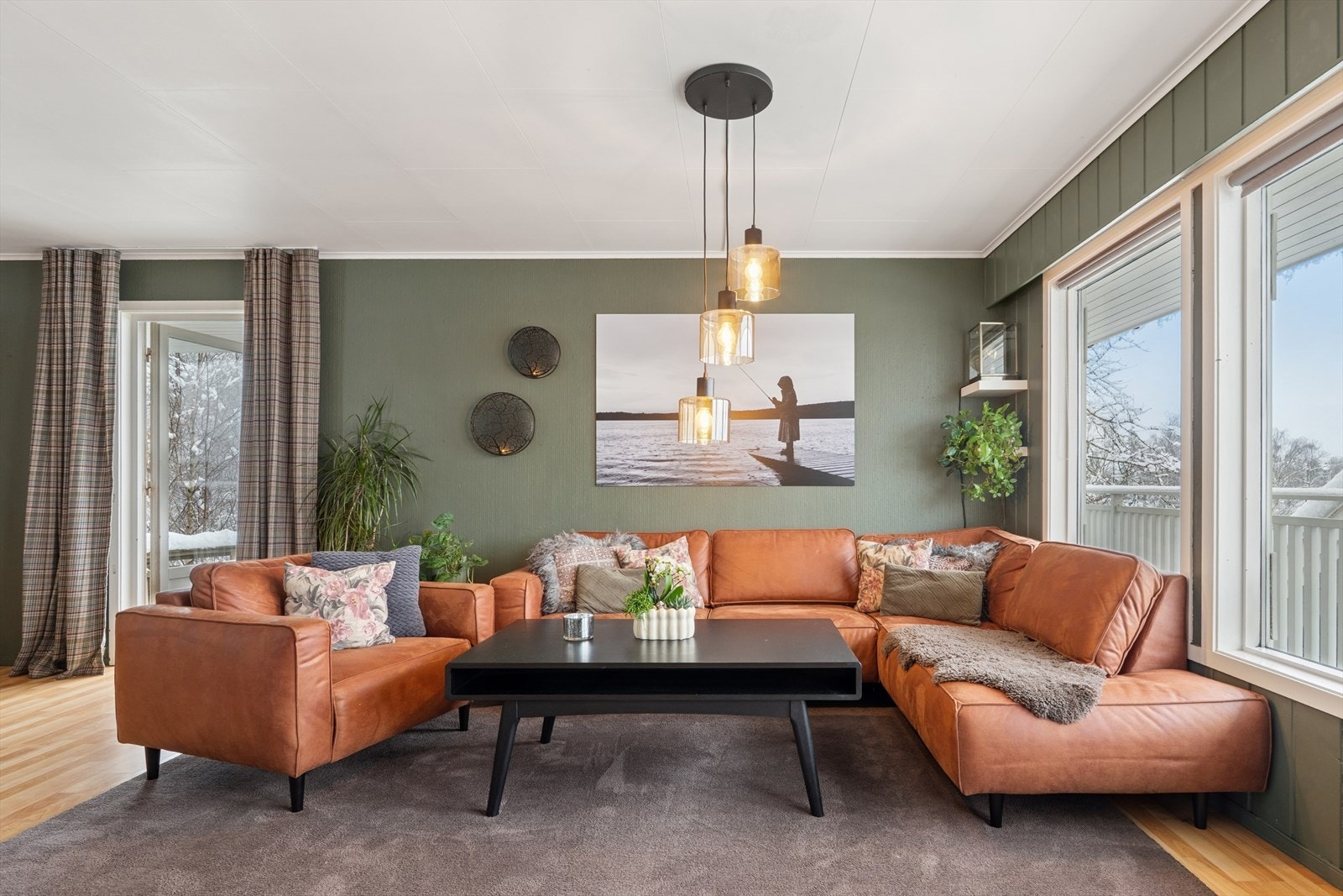 Direkte tilgang til terrasse fra stuen gir enkel adkomst til uteområdet. Galleribilde