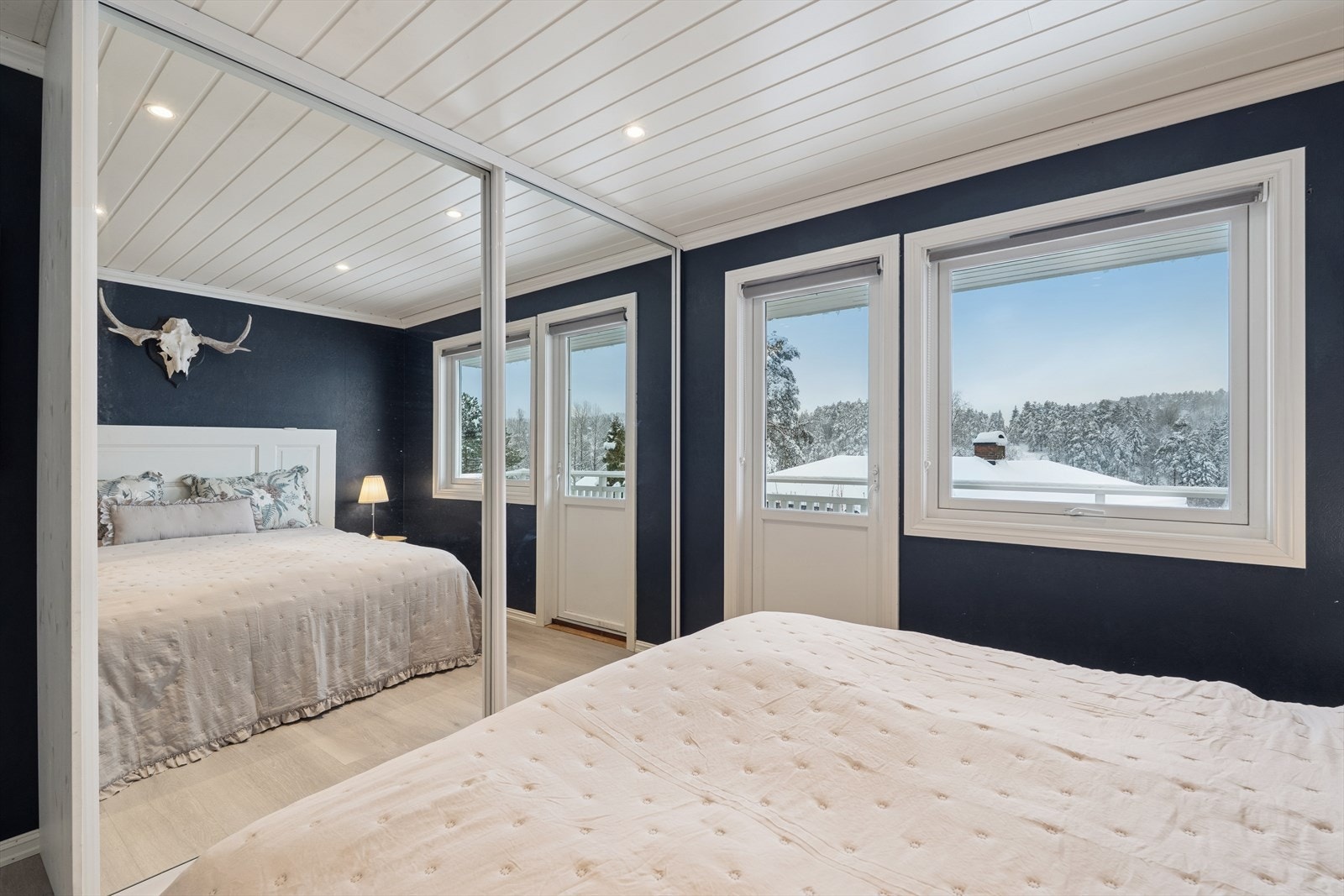 Hovedsoverommet har i tillegg til god plass til dobbeltseng en stor- og praktisk garderobeløsning. Galleribilde