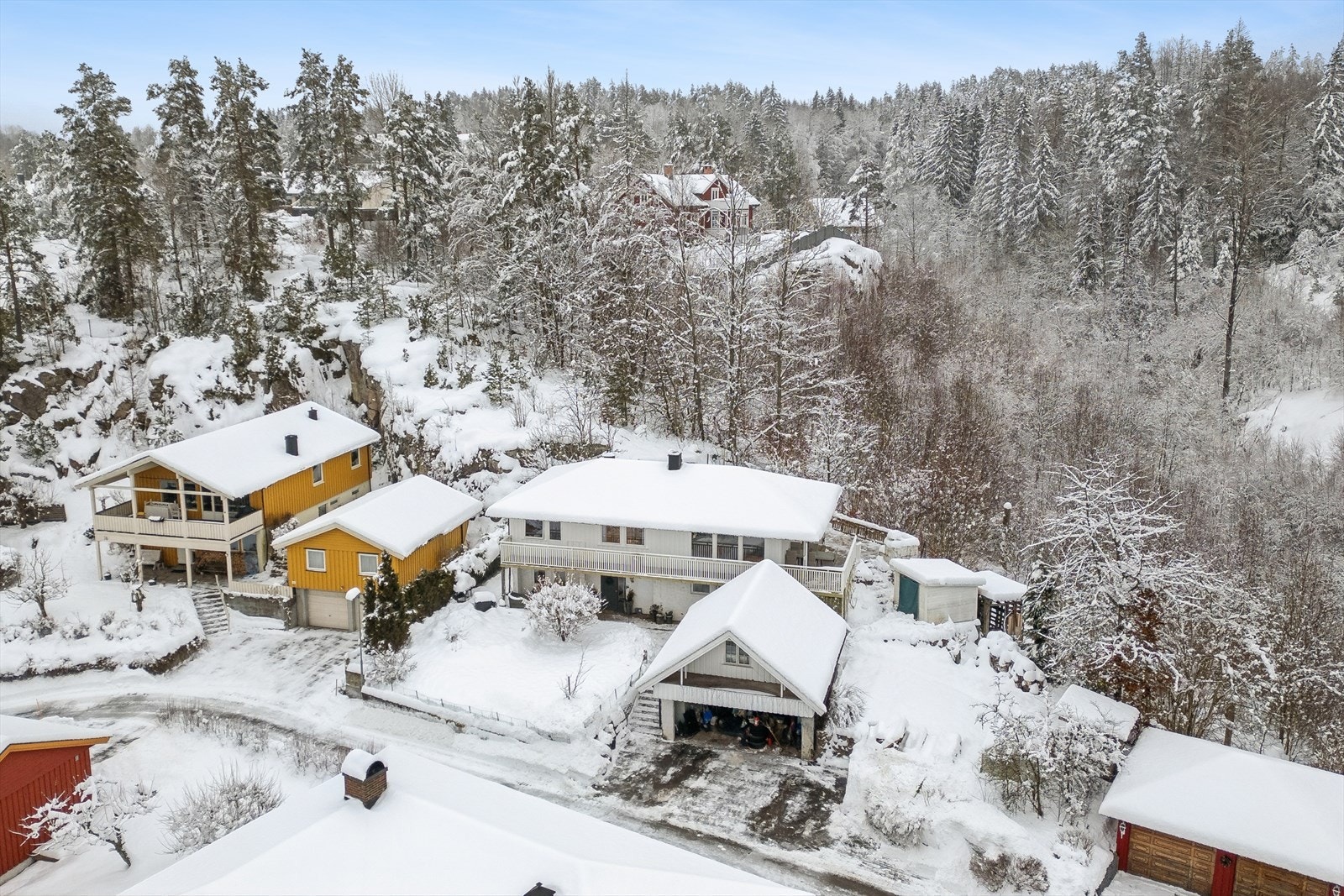 Eiendommen ligger i et hyggelig landskap med nærhet til naturen. Galleribilde