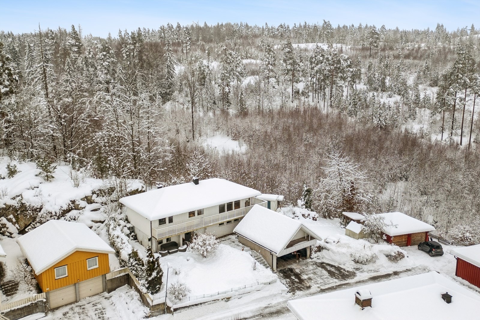 Eiendommen ligger fint til i kanten av et skogsområde. Galleribilde